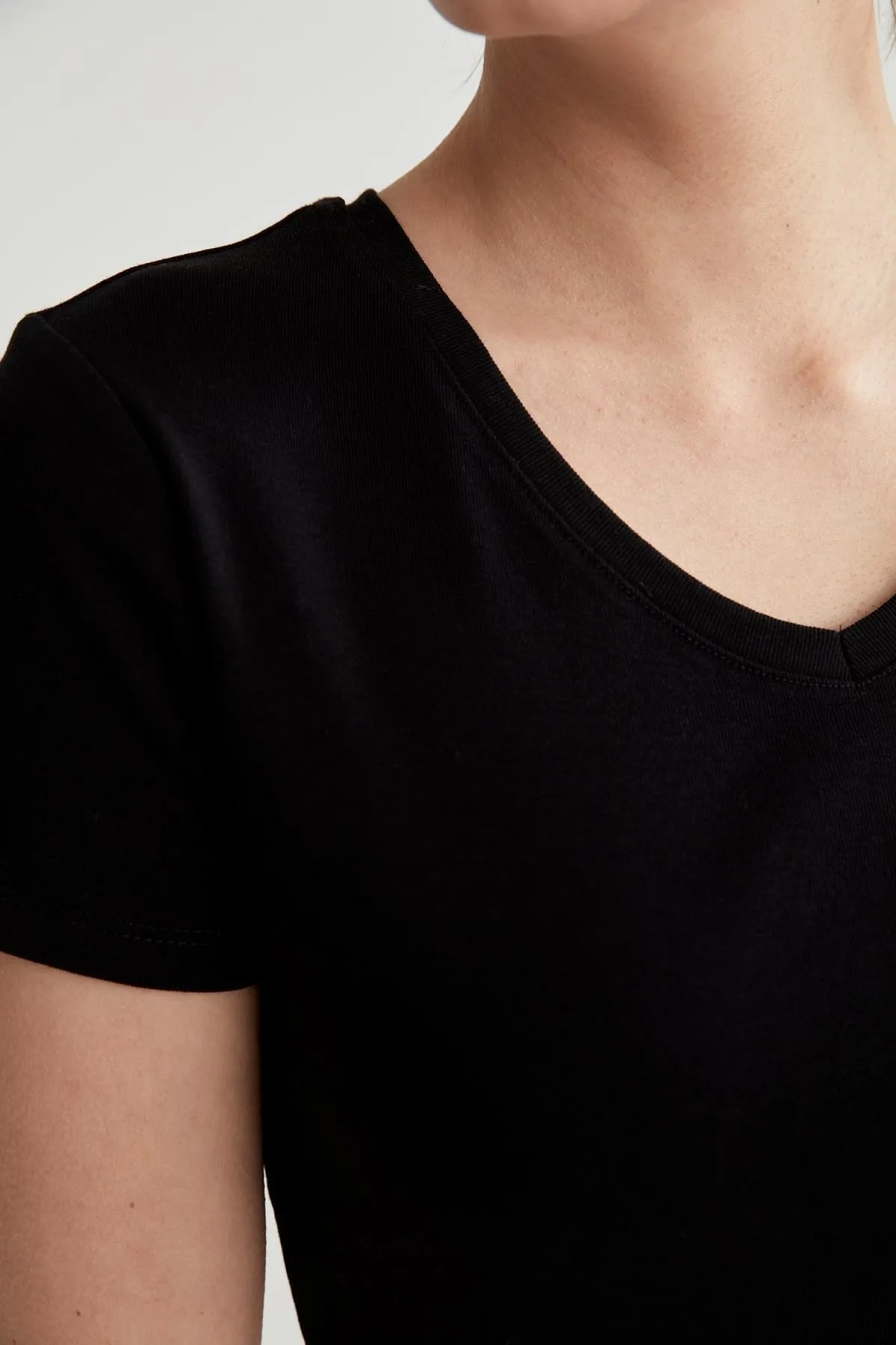 DeFacto  Schmal geschnittenes Basic-Kurzarm-T-Shirt aus 100 % Baumwolle mit V-Ausschnitt