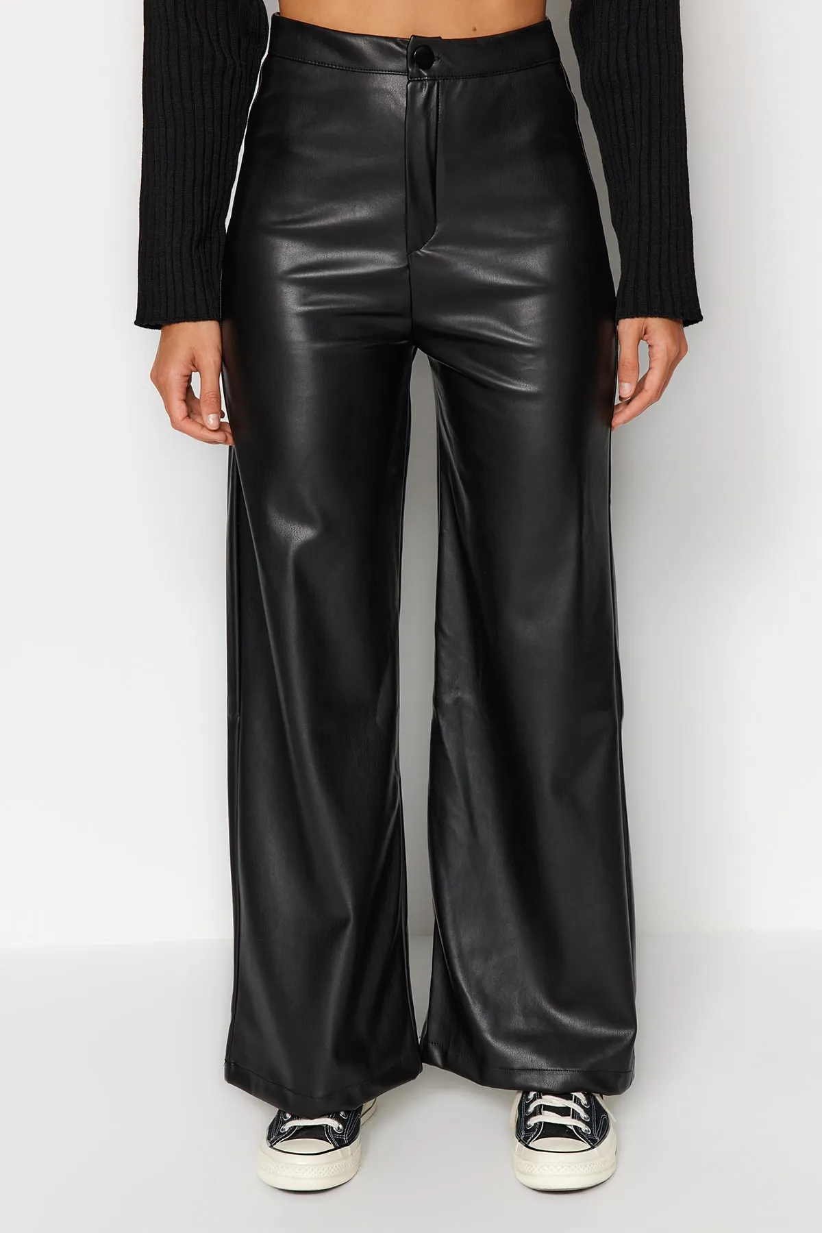 Trendyol Collection  Schwarze Strickhose aus Kunstleder mit weitem Bein und Taschen und detaillierten Details TWOAW24PL00103
