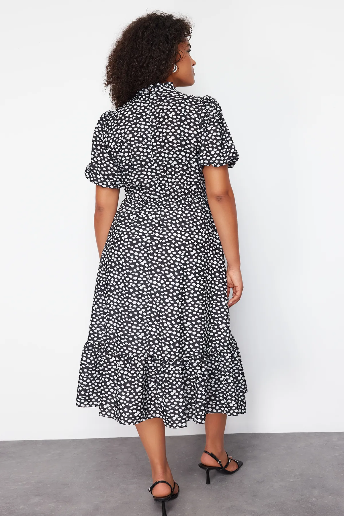Trendyol Curve  Schwarzes gewebtes Kleid mit Stehkragen und Tiermuster TBBSS24AH00135