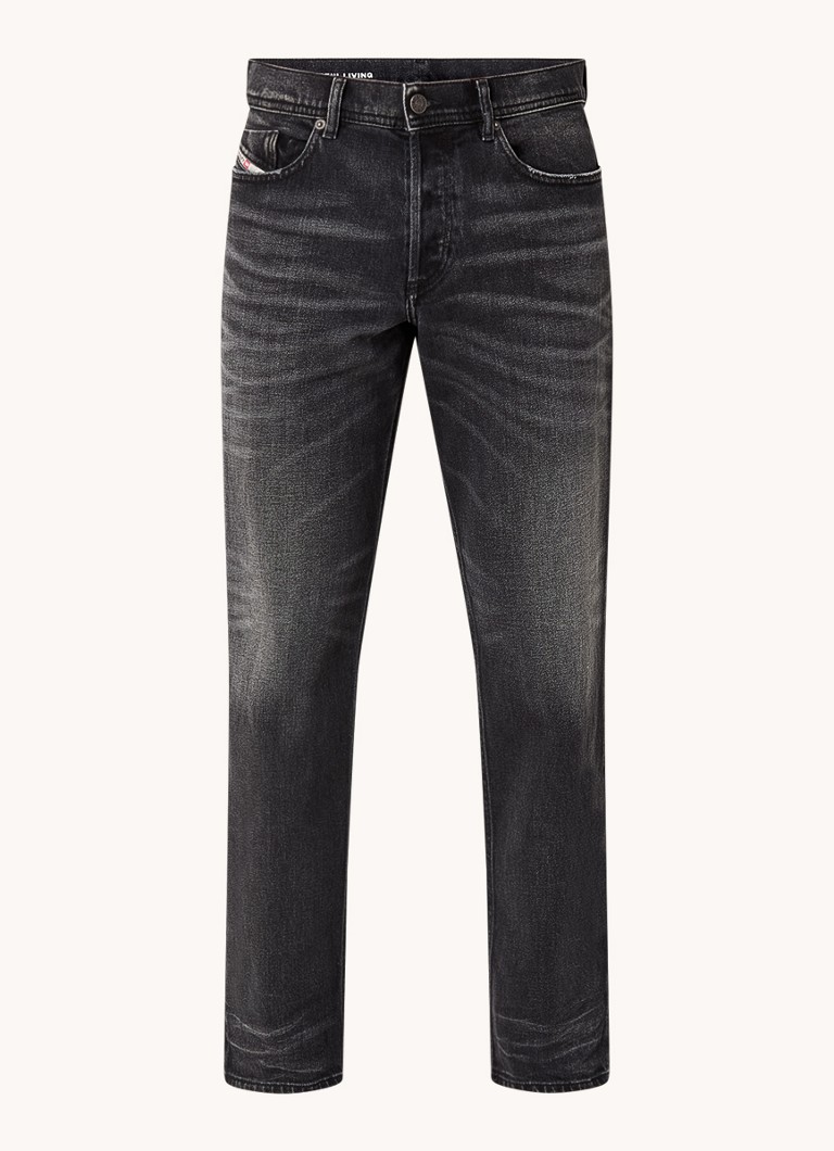 Diesel 2023 D-Finitive Tapered Jeans mit farbiger Waschung