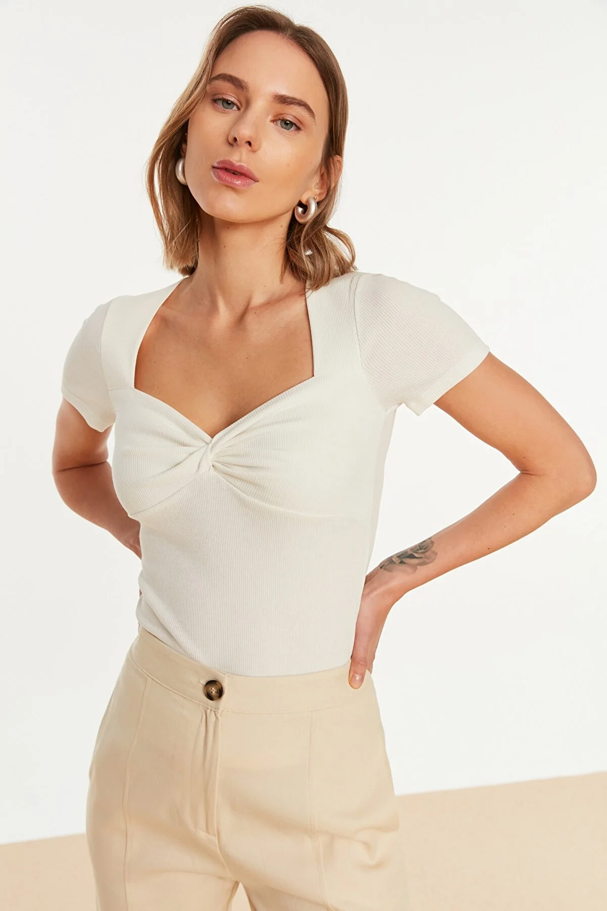 Trendyol Collection  Ecru, taillierte, gerippte, dehnbare Strickbluse mit herzförmigem Ausschnitt TWOSS22BZ1221