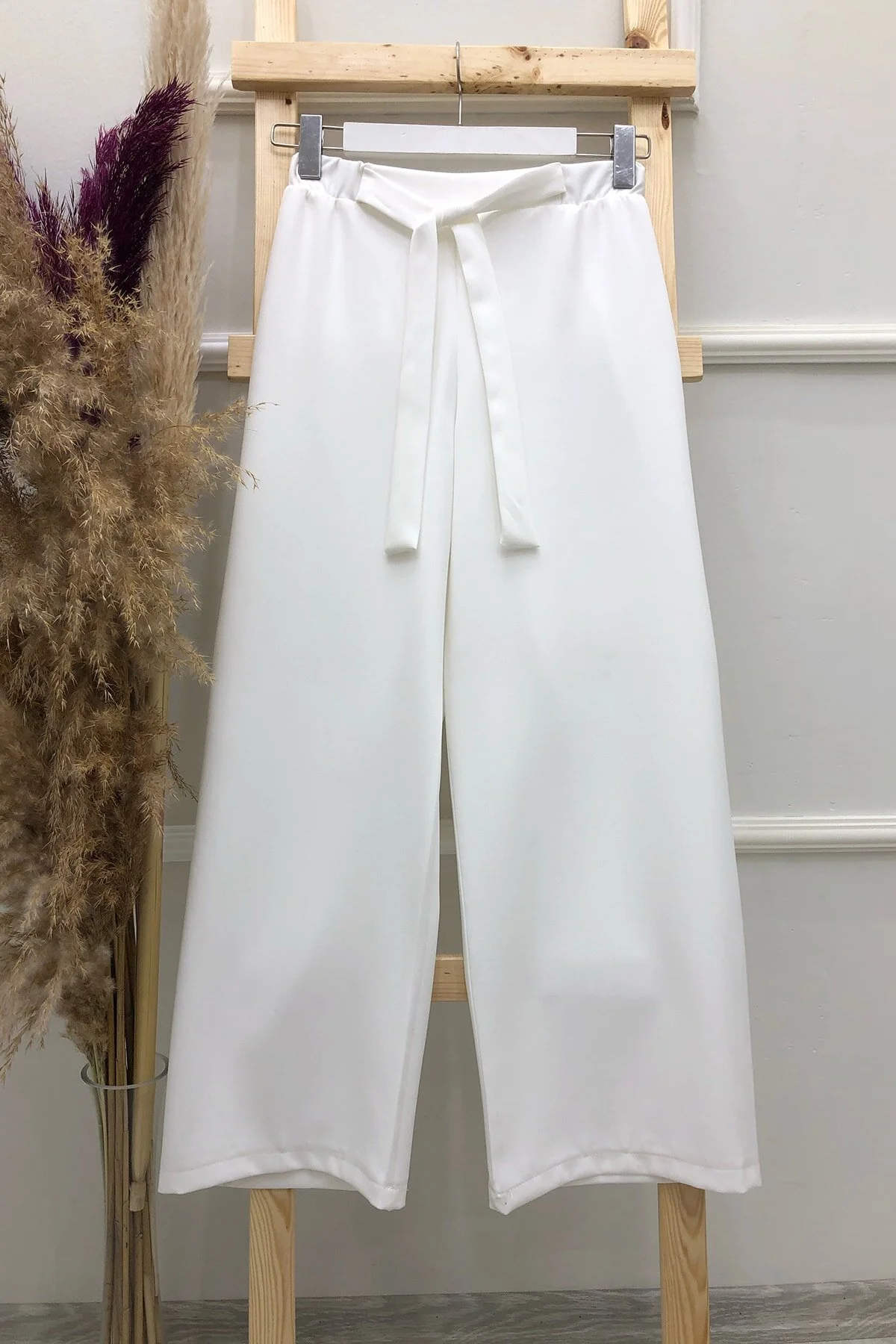 MODAQU  Weiße Damenhose mit weitem Bein und Gürtel