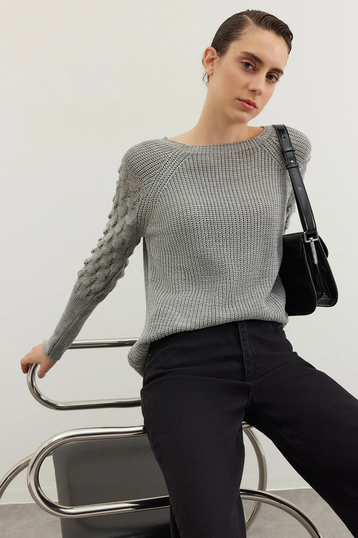 Trendyol Collection  Grauer strukturierter Strickpullover mit Rundhalsausschnitt TWOAW20KZ0130