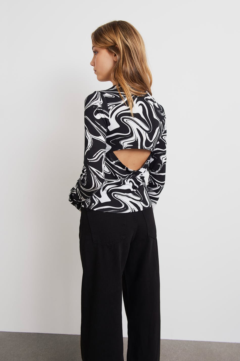 S cutout swirl top