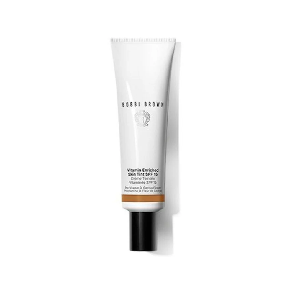 Base de maquillaje líquida con color y factor de protección solar 15, enriquecida con vitaminas.