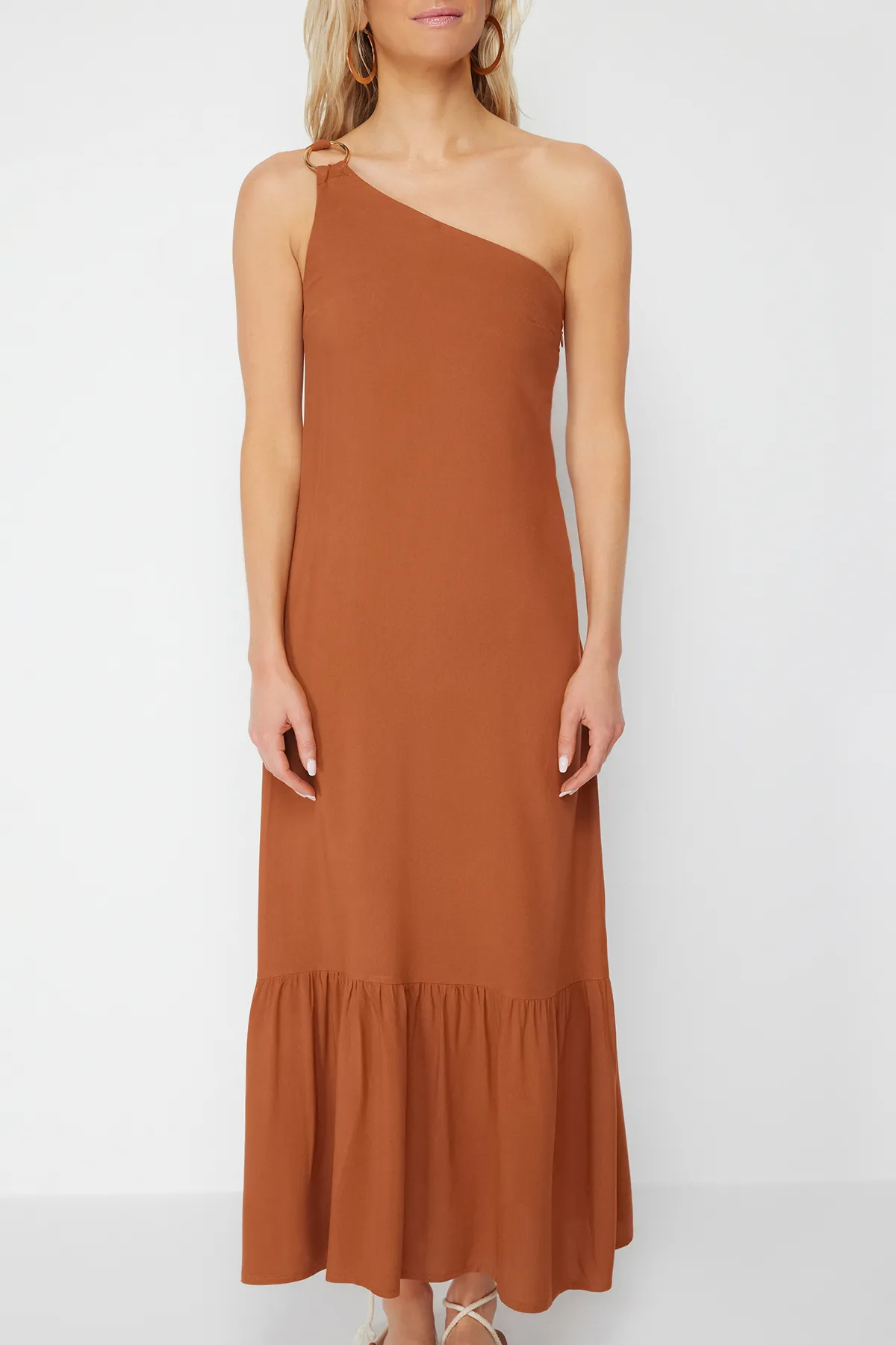 Trendyol Collection  Braunes, gewebtes One-Shoulder-Strandkleid in Midi-Länge mit Accessoires TBESS24EL00019
