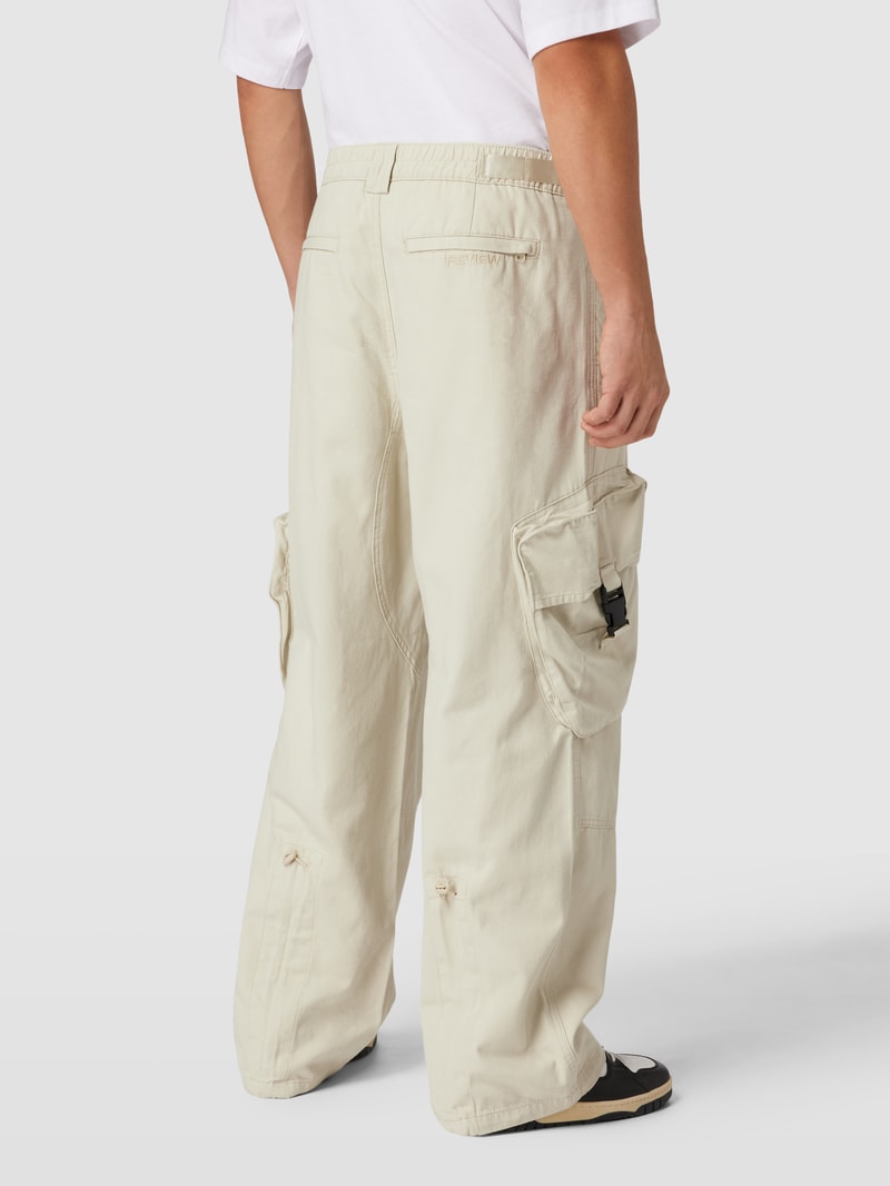 Cargohose mit großen Taschen in schlamm