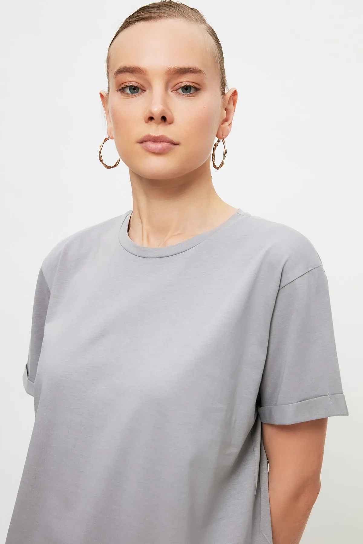Trendyol Modest  Graues Basic-Kurzarm-Single-Jersey-T-Shirt mit Schlitz aus 100 % Baumwolle TCTSS21TN0056