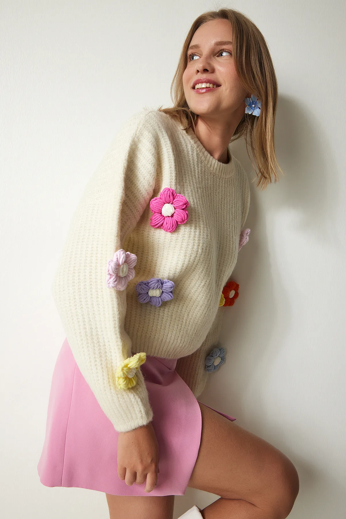 Happiness İstanbul  Ecrufarbener Oversize-Strickpullover mit Blumen-Accessoires für Damen PF00031