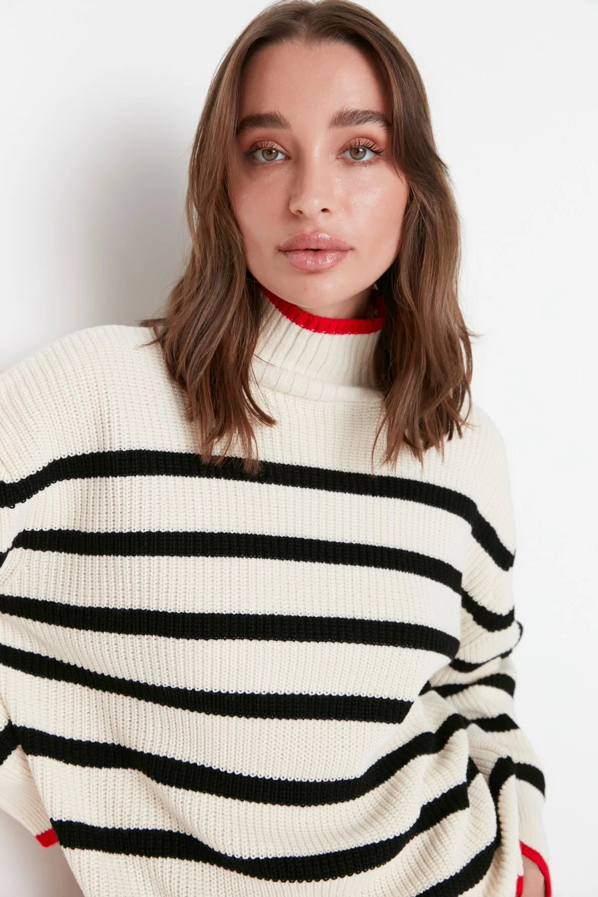 Trendyol Collection  Gestreifter Strickpullover mit breitem Muster in Ecru TWOAW23KZ01446