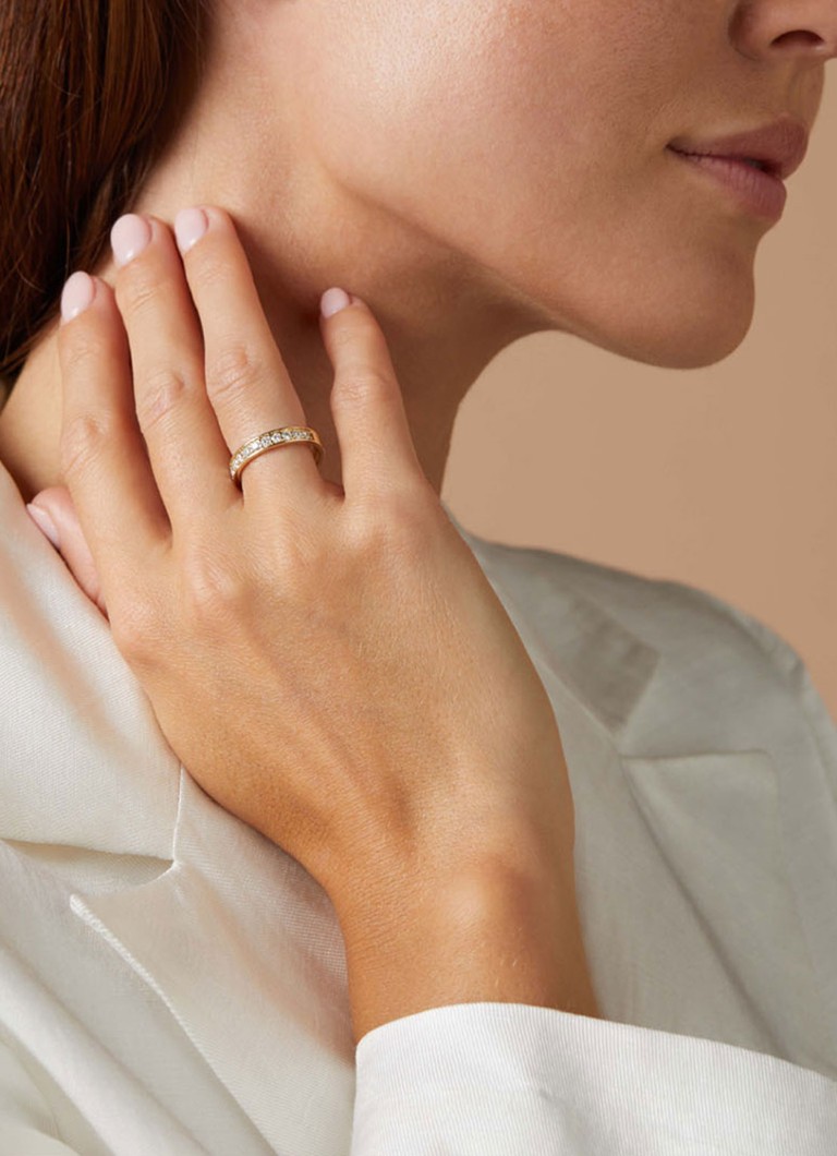Inel din aur galben cu un diamant de 0.50 ct, perfect pentru o nuntă.
