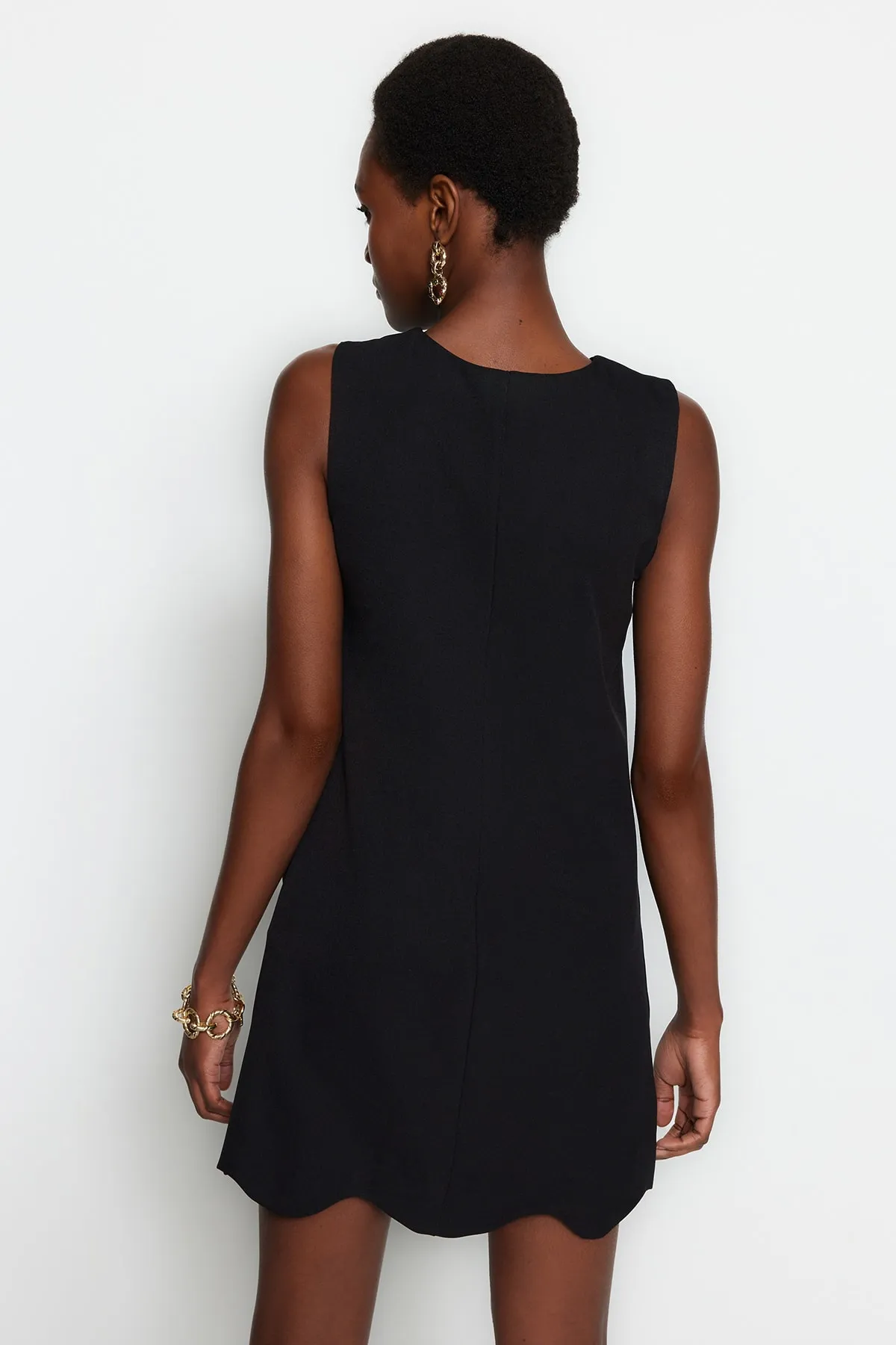 Trendyol Collection  Schwarzes, gerade geschnittenes Mini-Webkleid TWOSS23EL01271