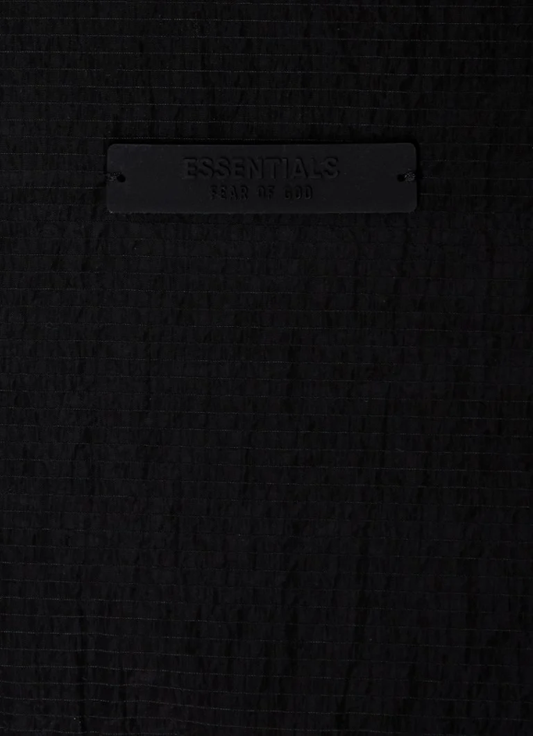 Anoraque Fear of God Essentials com logotipo