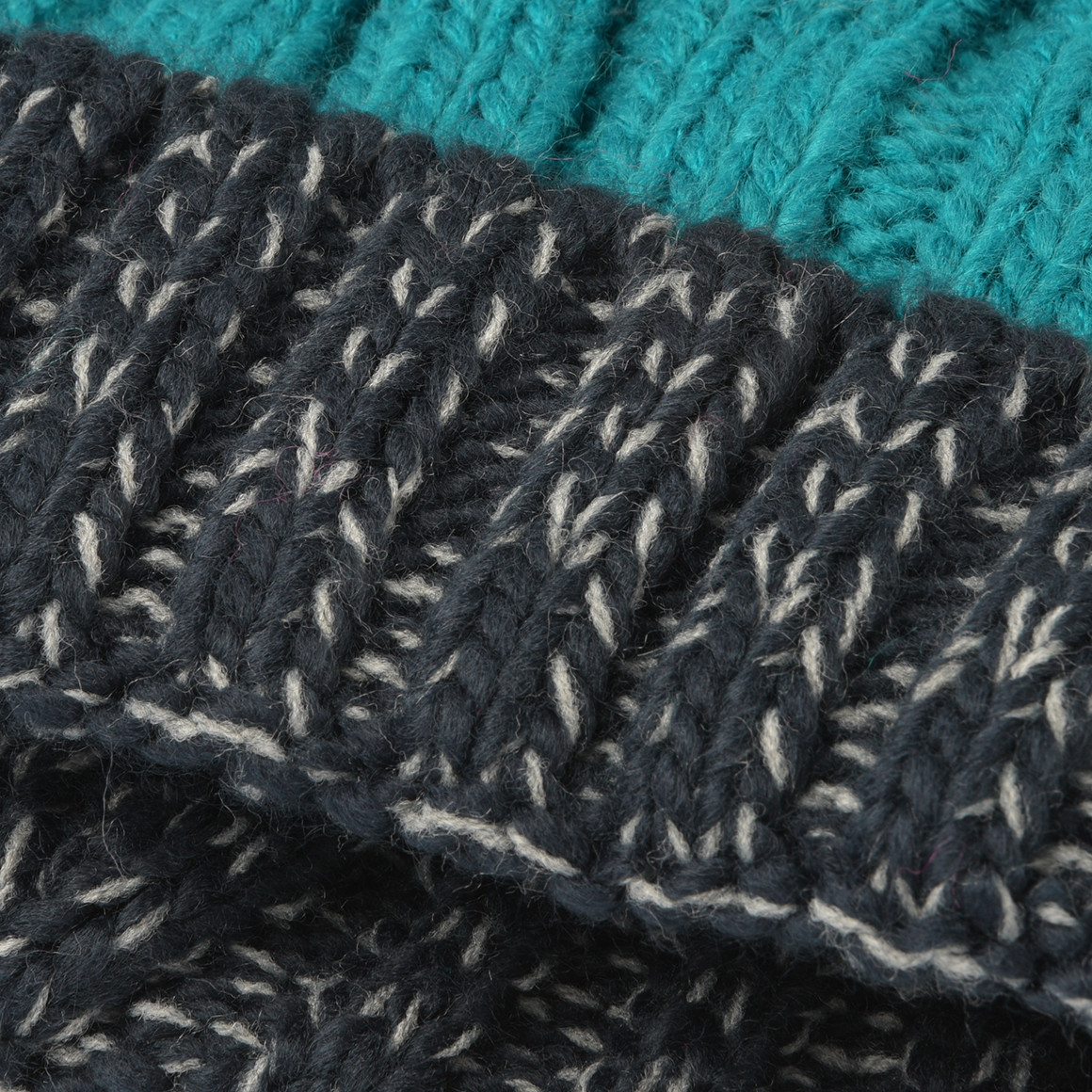 Jungen Strickmütze mit Blockstreifen