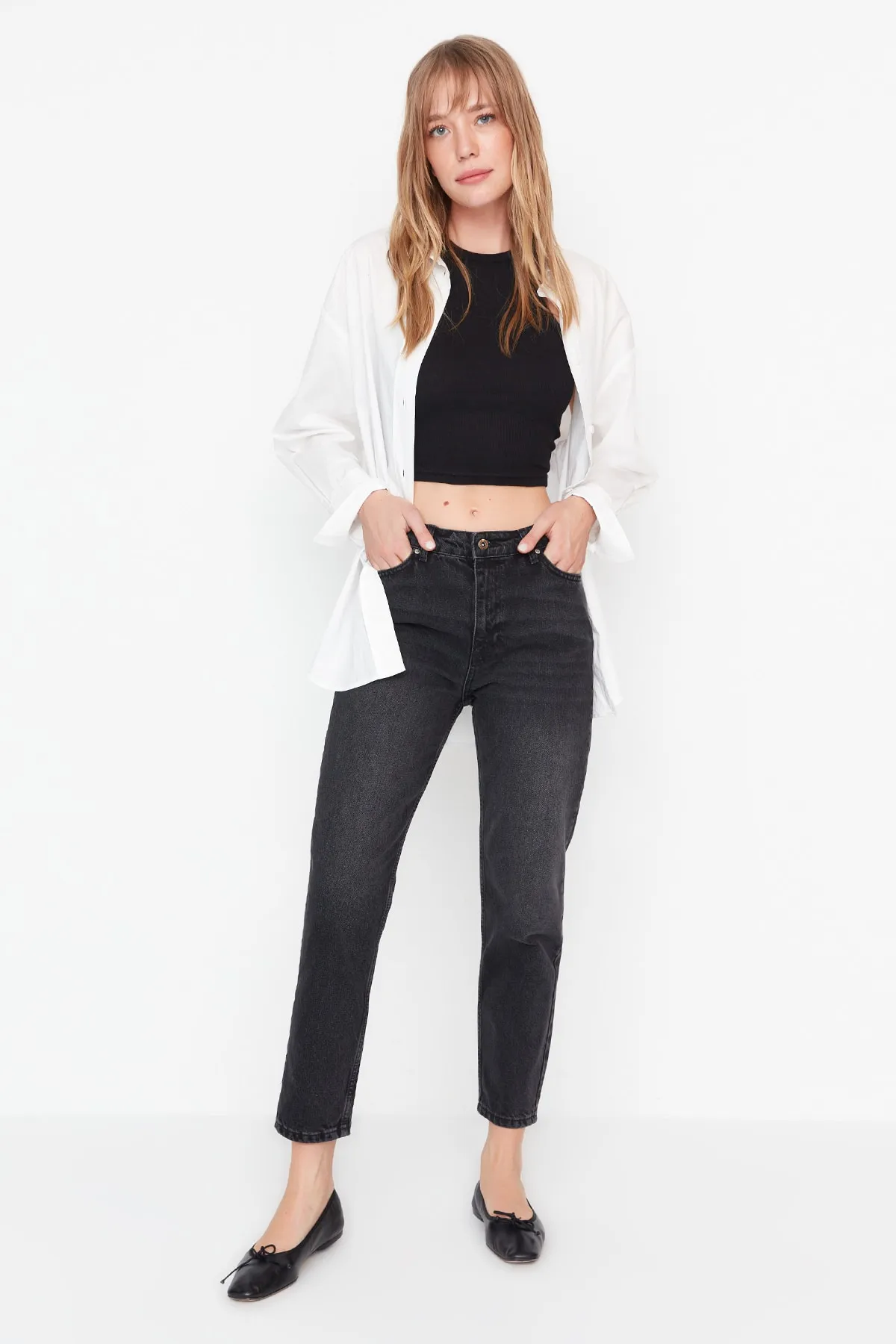 Trendyol Collection  Schwarze, nachhaltigere High Bel Mom Jeans TWOAW23JE00369