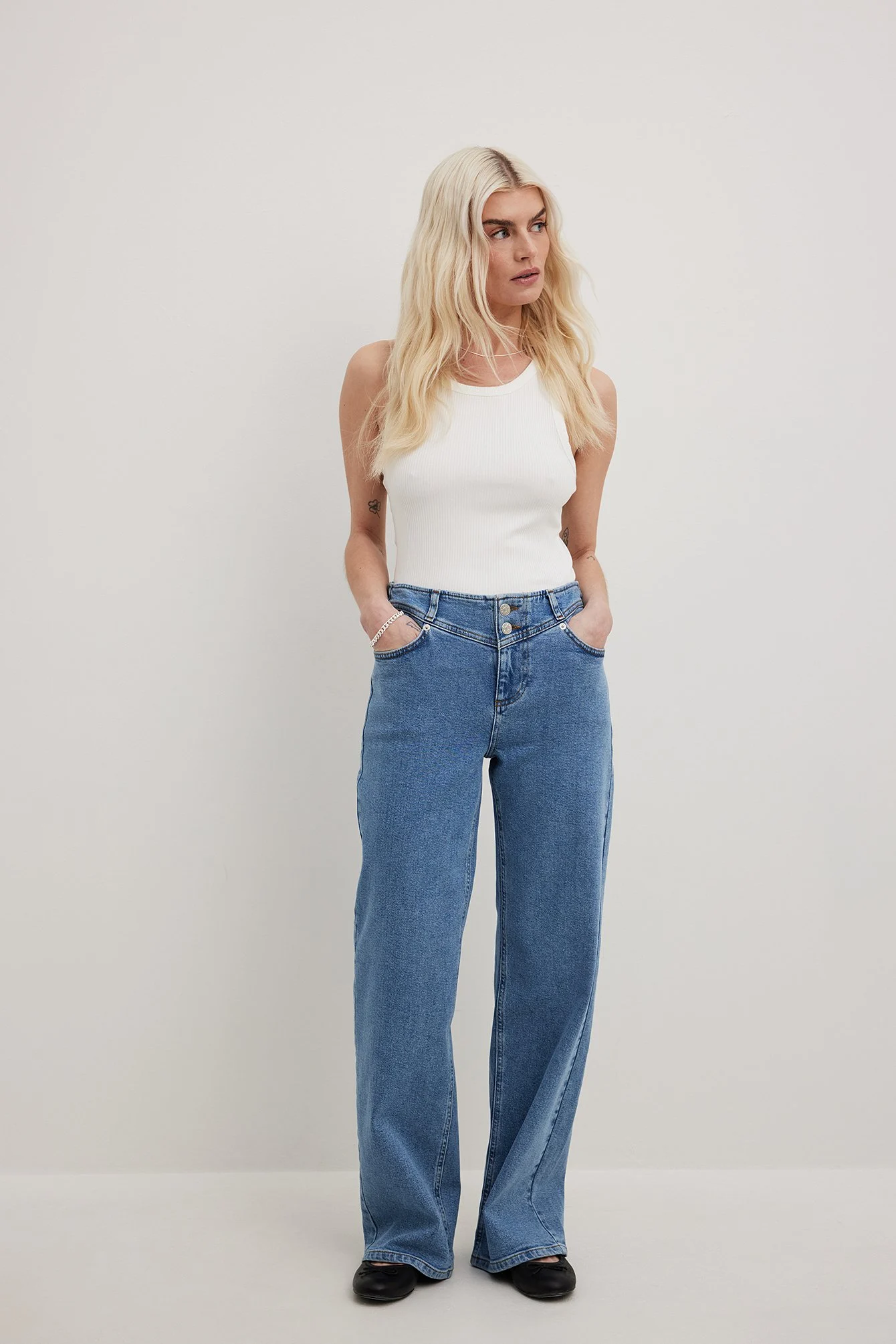 Tief geschnittene Jeans mit Taschendetail