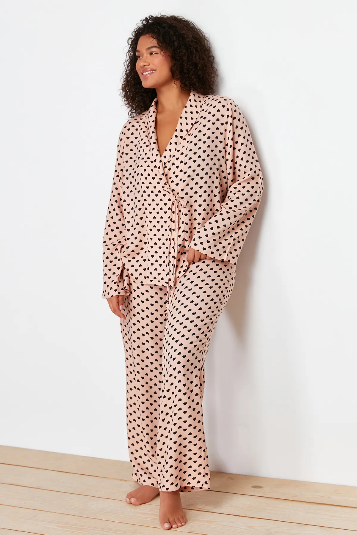 Trendyol Curve  Zweireihiges, gewebtes Pyjama-Set mit Polka Dot-Muster und zweireihigem Kragen TBBAW24AI00027