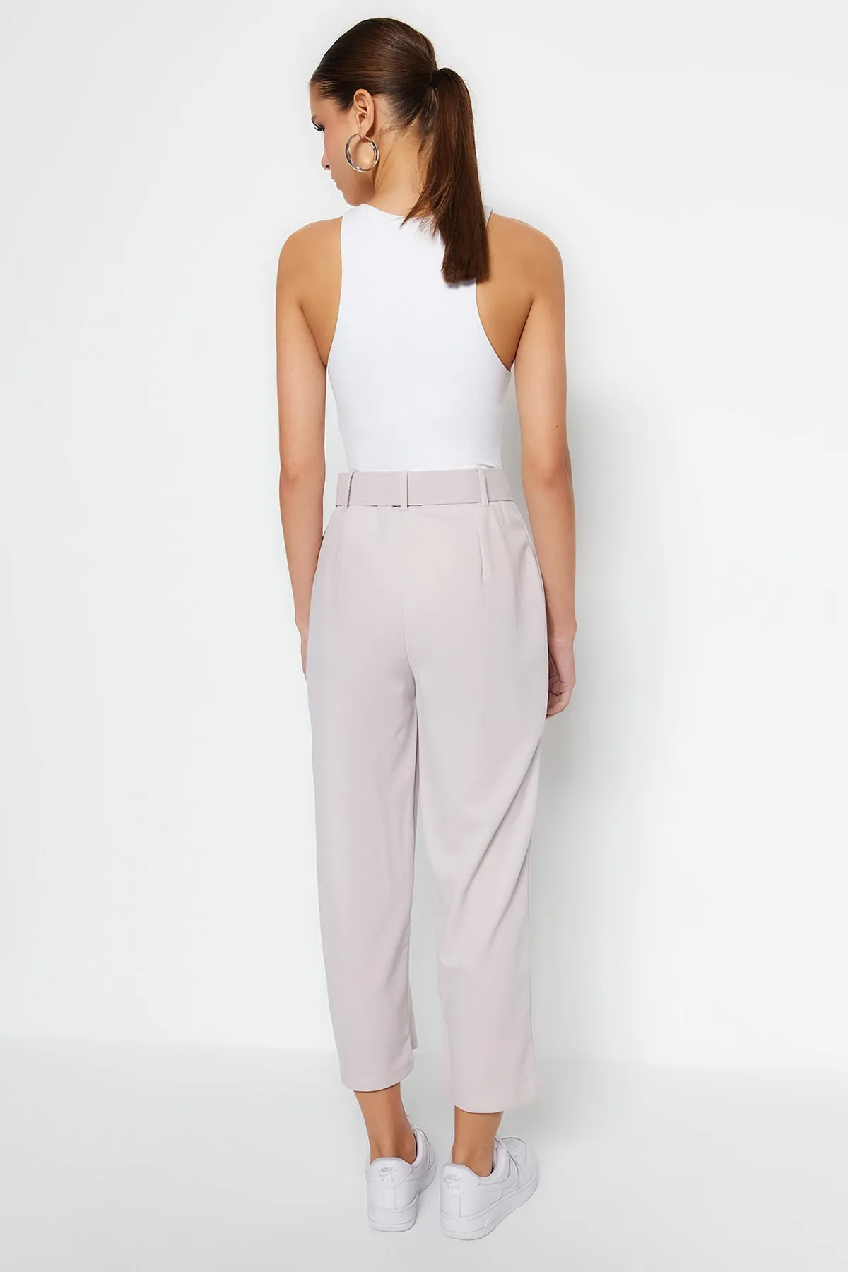 Trendyol Collection  Smarte Krepp-Strickhose im Karottenschnitt mit hohem Bund und Gürtel in Steinoptik TWOSS23PL00308