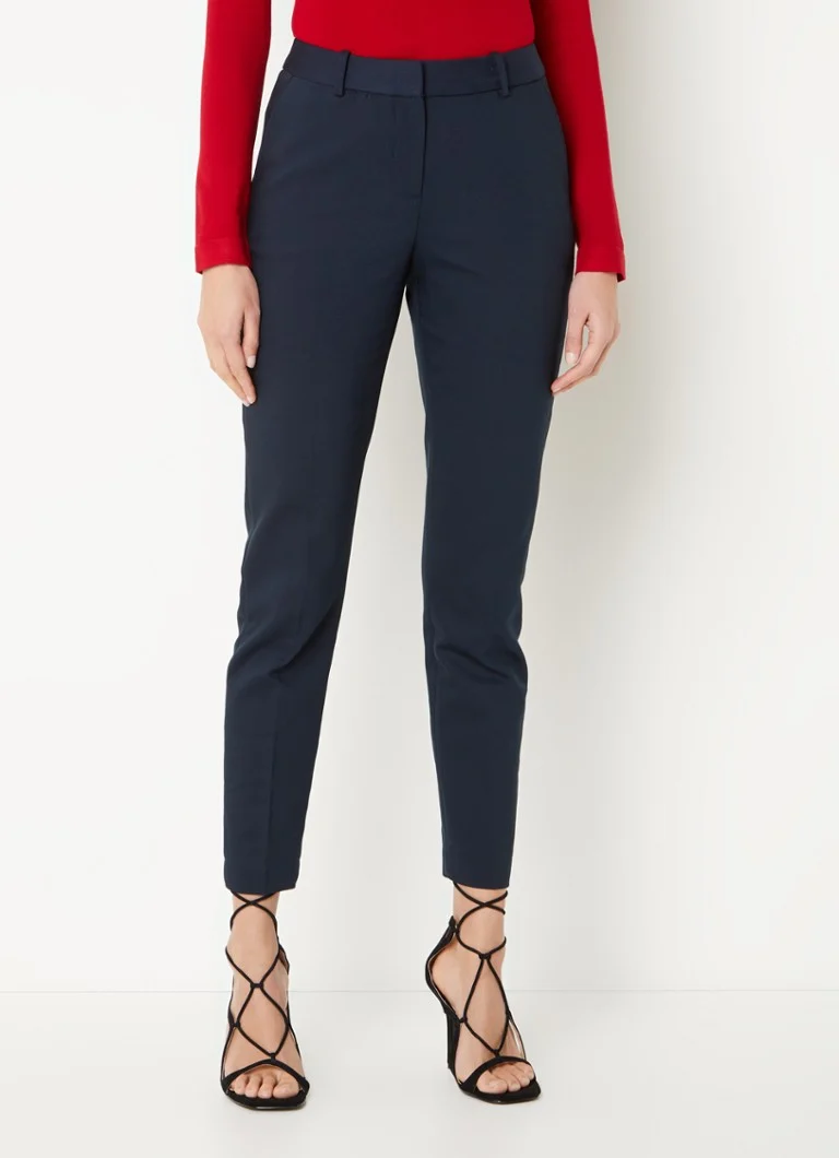 Pantaloni scurți Hobbs Quin cu croială slim, talie înaltă și bandă călcată.