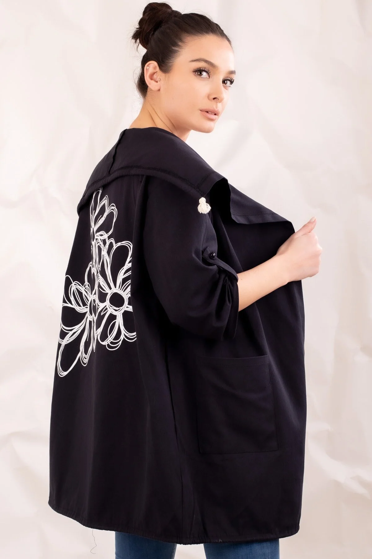armonika  Damen-Saisonjacke mit schwarzem Blumenmuster hinten ARM-20K024030