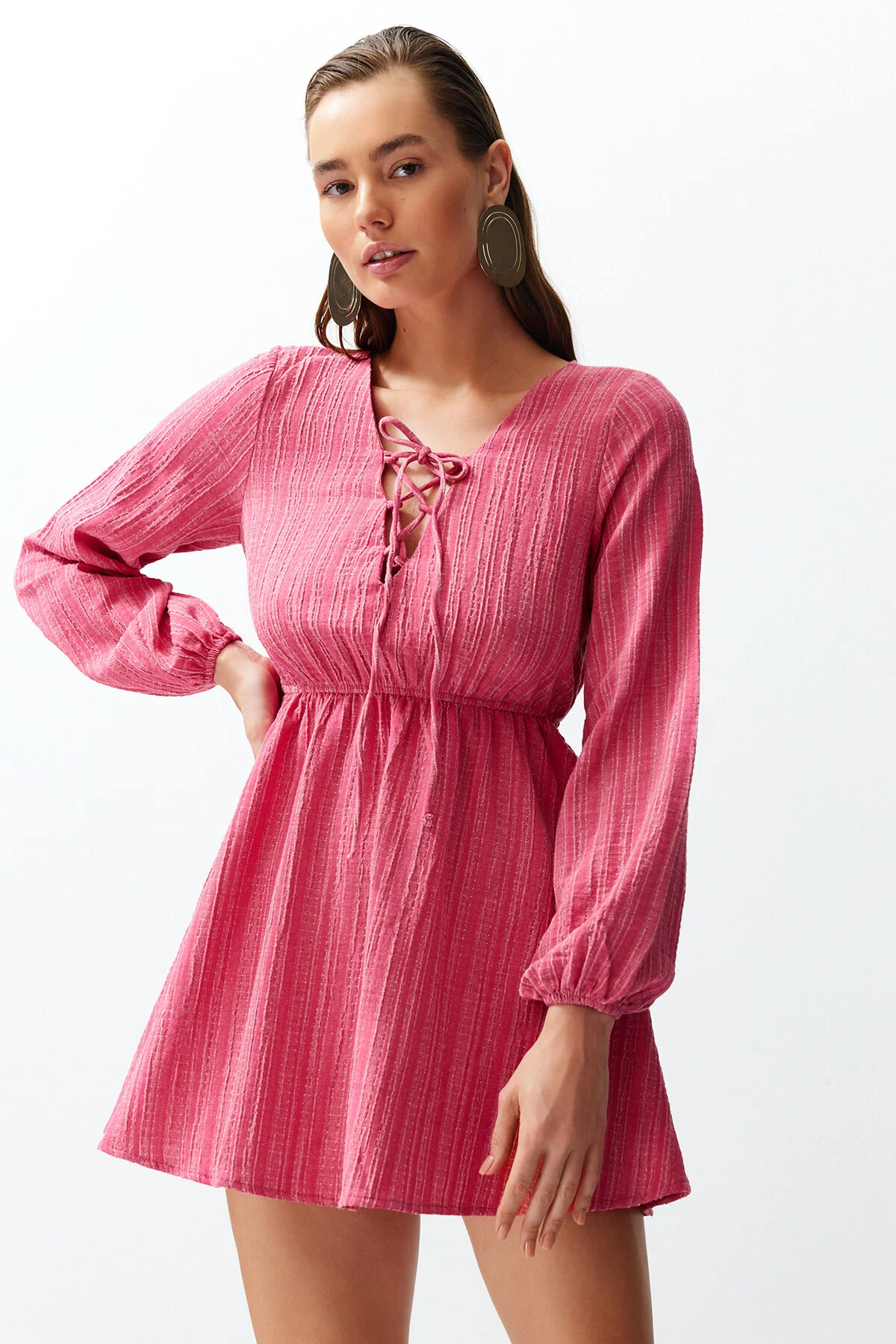 Trendyol Collection  Rosa Mini-Strandkleid aus gewebtem, gebundenem Leinengemisch TBESS23EL00103
