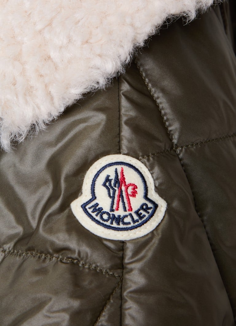 Moncler tikattu viitta untuvatäytteellä ja sivutaskuilla