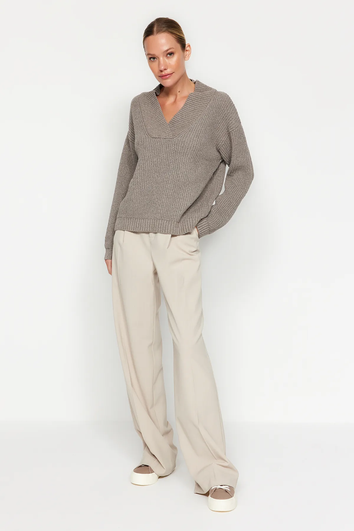 Trendyol Collection  Nerzfarbener, nachhaltiger Strickpullover mit V-Ausschnitt TWOAW24KZ01113