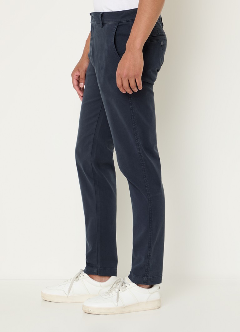 Pantaloni chino Levi's XX cu croială conică pe picioare și buzunare cusute.