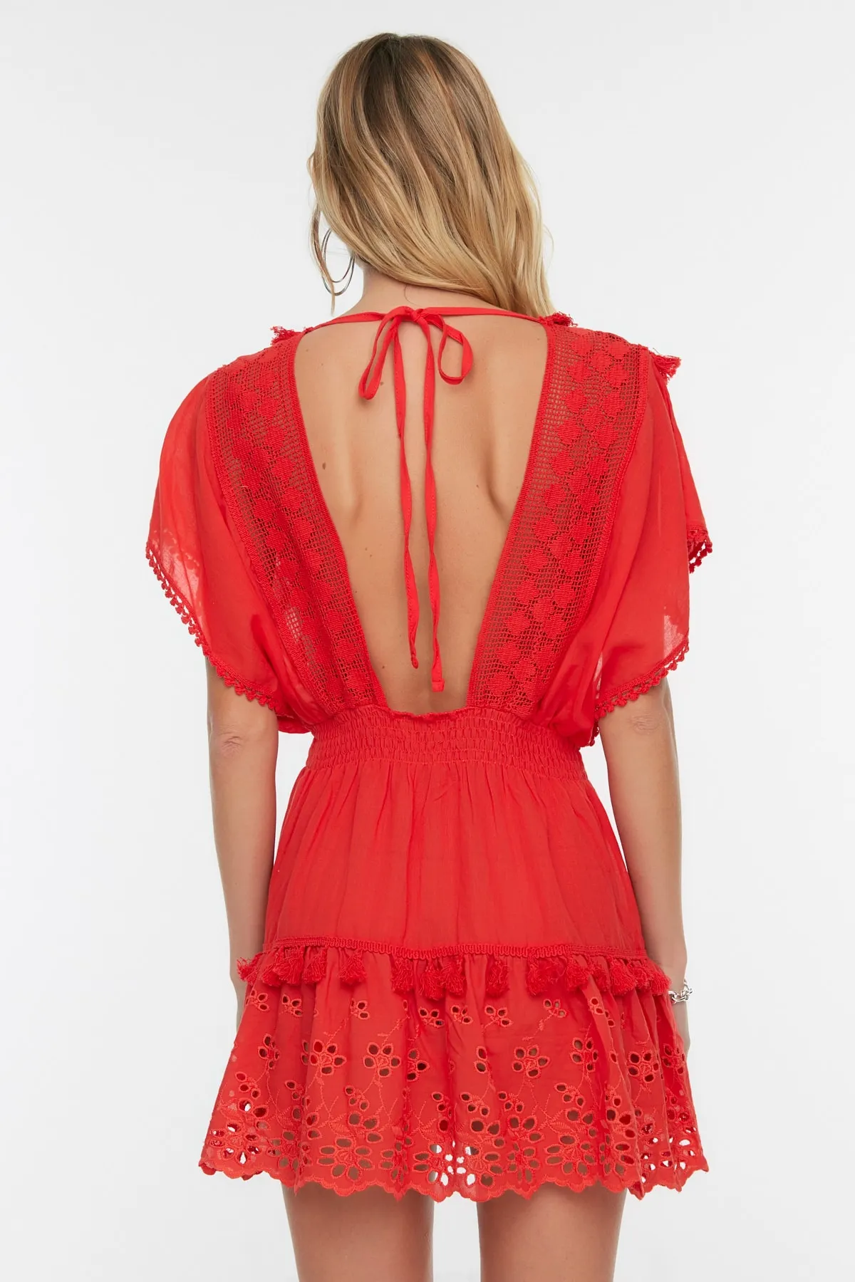Trendyol Collection  Rotes Mini-Strandkleid aus 100 % Baumwolle mit gewebter Stickerei und detailliertem Detail TBESS21EL1248