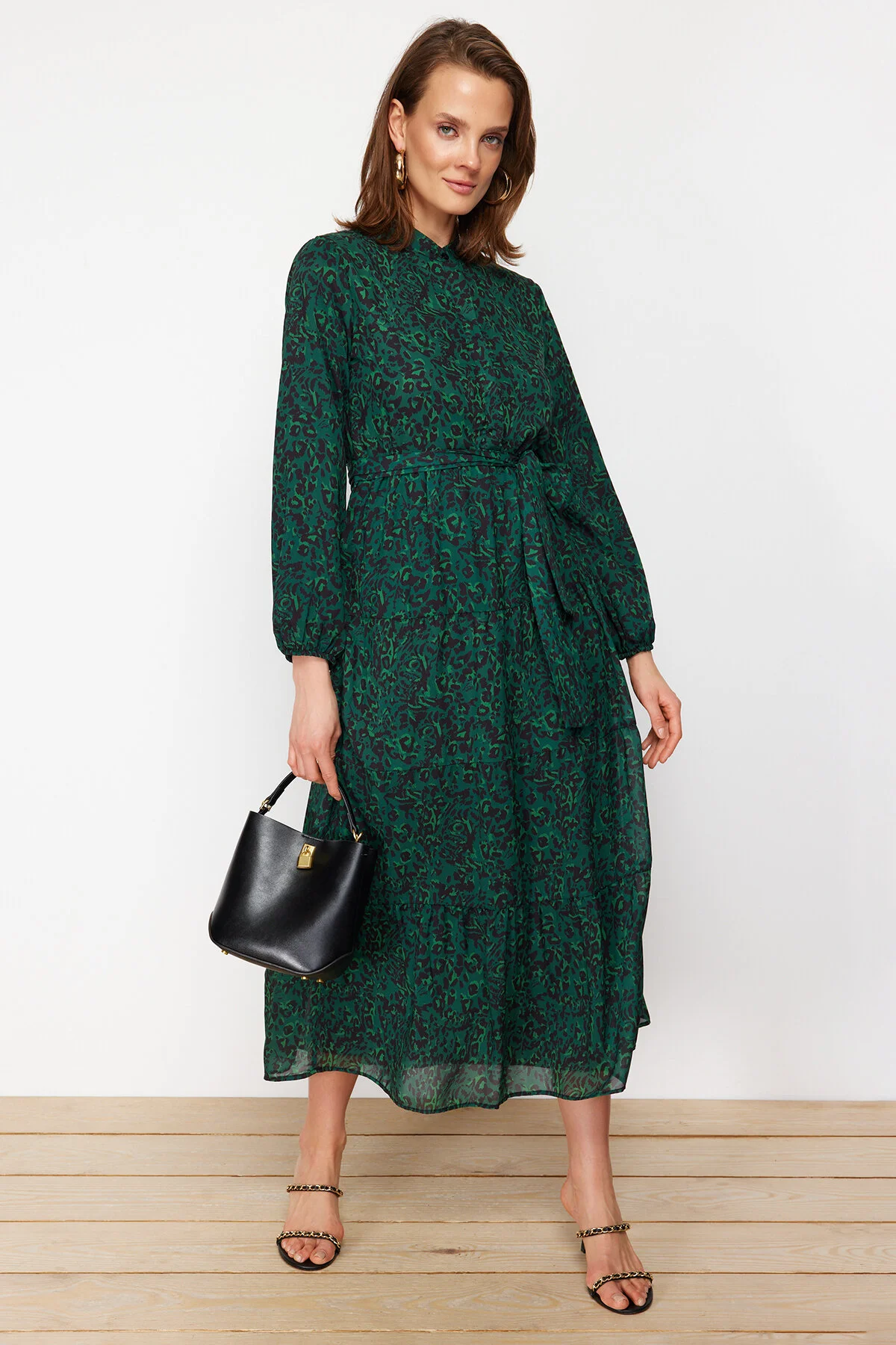 Trendyol Modest  Dunkelgrünes gemustertes, gefüttertes Chiffon-Gewebekleid mit Gürteldetail TCTSS21EL3346