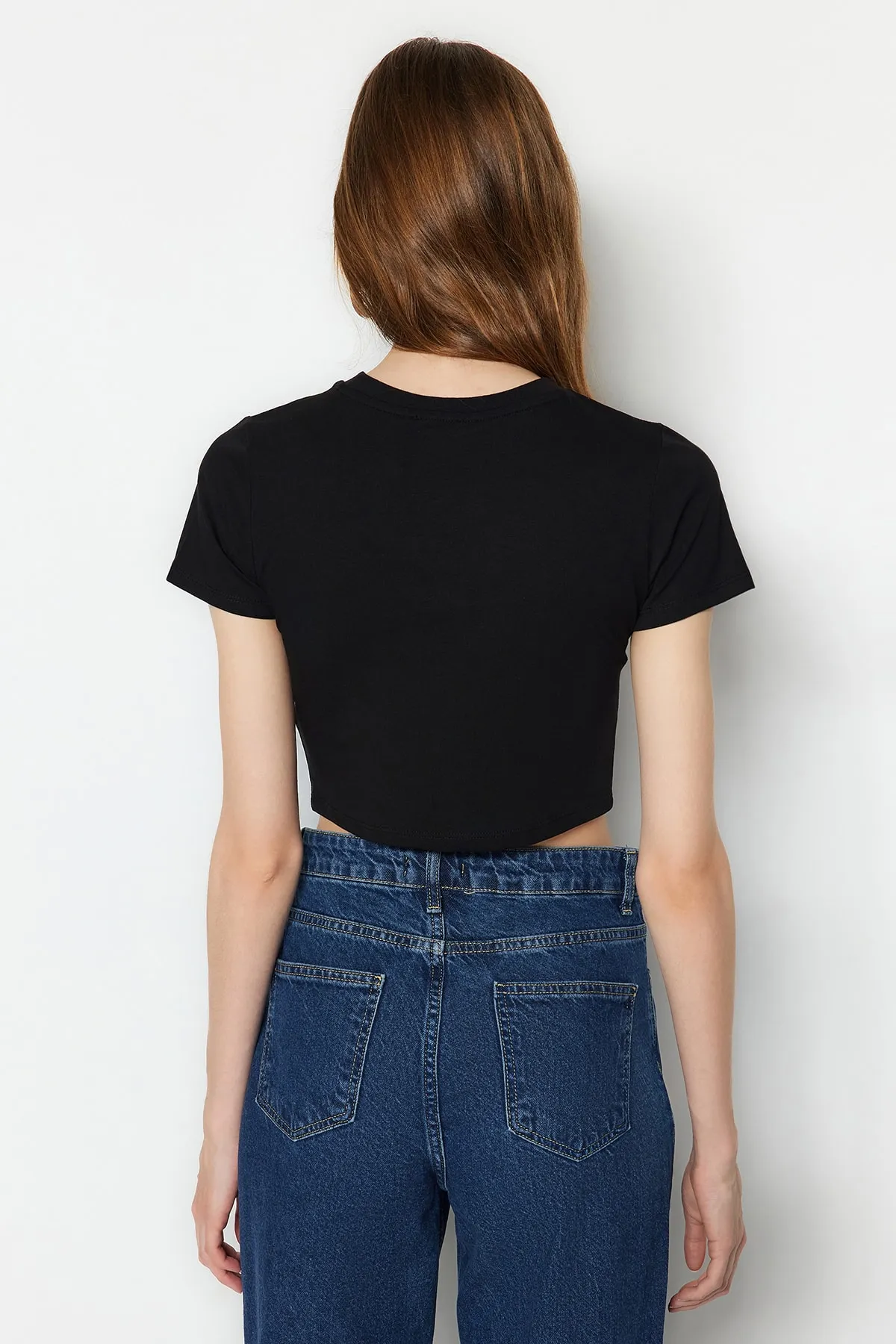 Trendyol Collection  Schwarzes, mit Steinen bedrucktes, kurz geschnittenes, dehnbares Strick-T-Shirt aus Baumwolle mit Rundhalsausschnitt und Rundhalsausschnitt TWOSS23TS00128