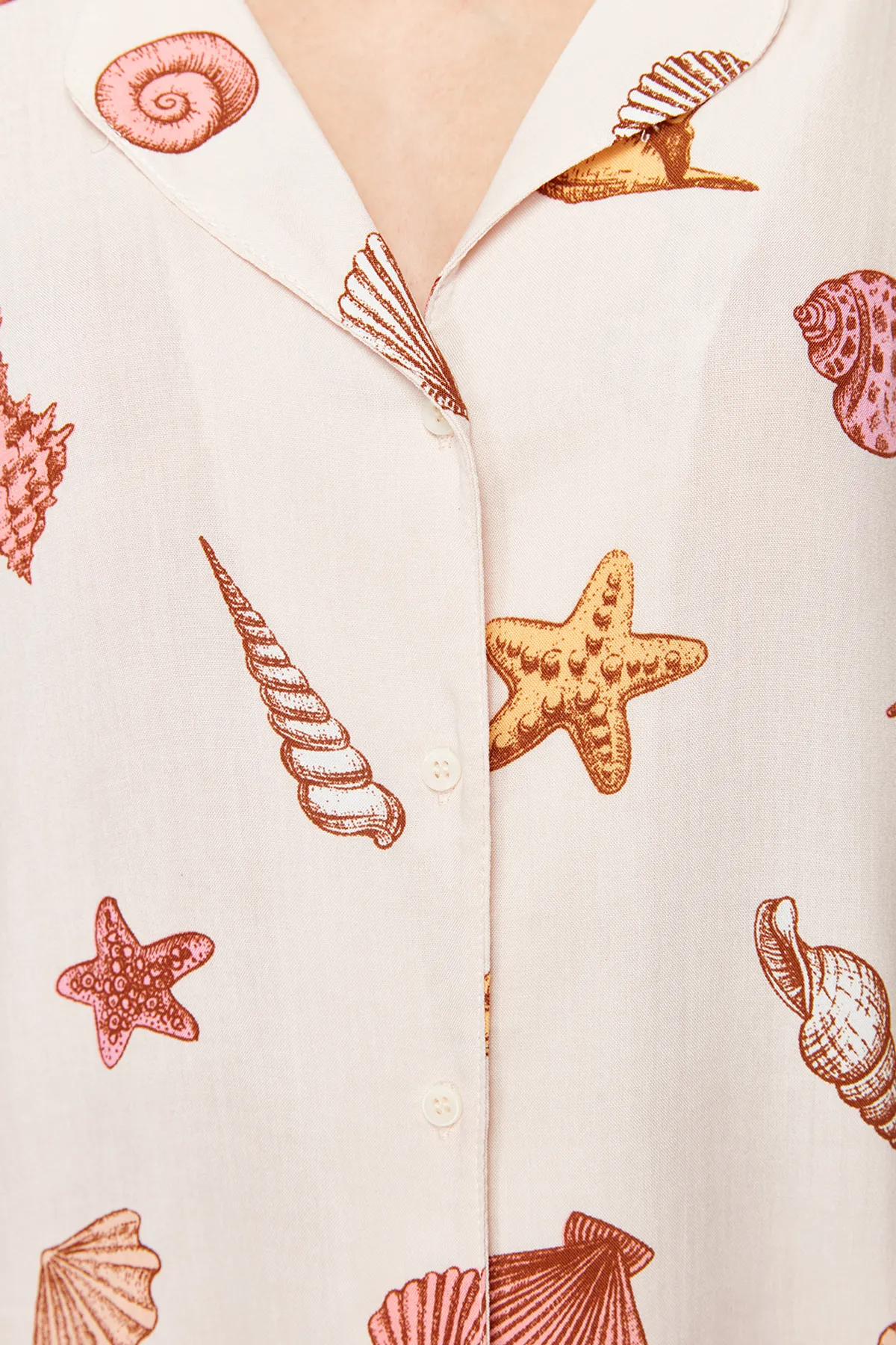 Trendyol Collection  Mehrfarbig bedrucktes Pyjama-Set aus gewebter Viskose THMSS24PT00303