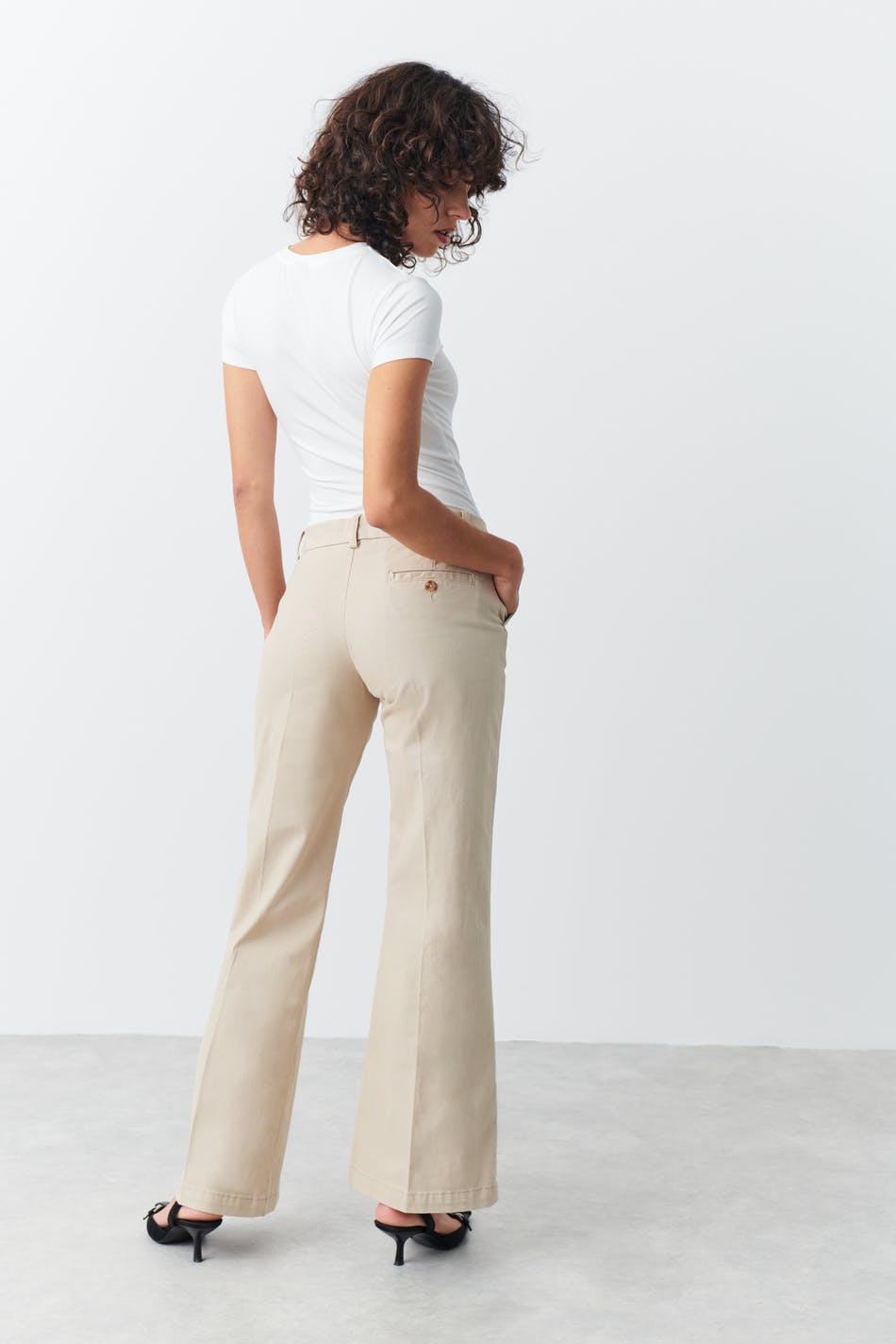 Low waist chinos trousers