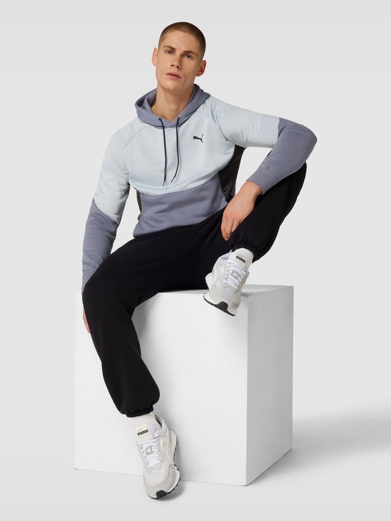 Hoodie mit Känguru-Tasche Modell 'PUMATECH Hoodie FL' in mittelgrau