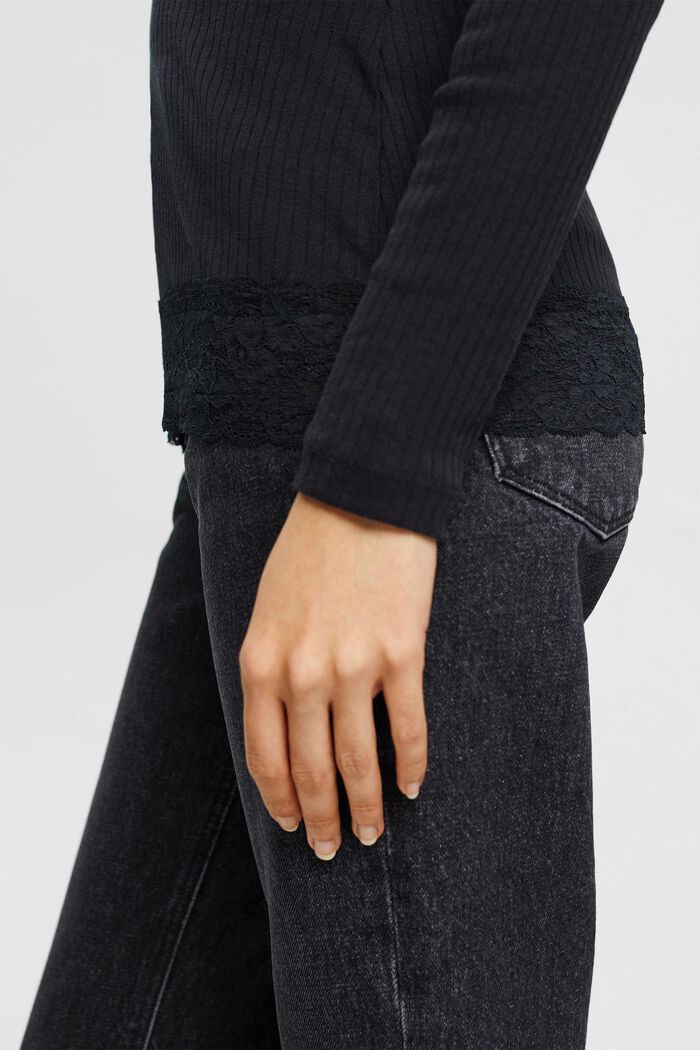Geripptes Longsleeve mit Spitzenkragen