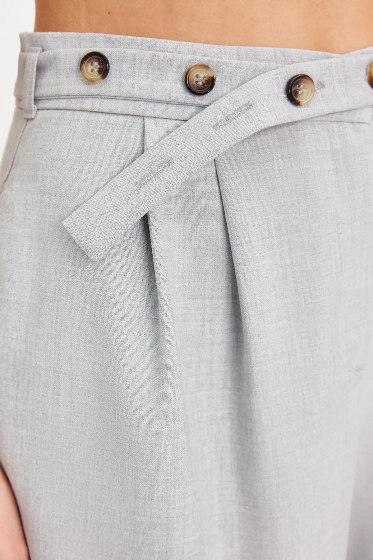 Trendyol Collection  Graue gerade geschnittene Webhose mit Gürteldetail TWOSS24PL00023