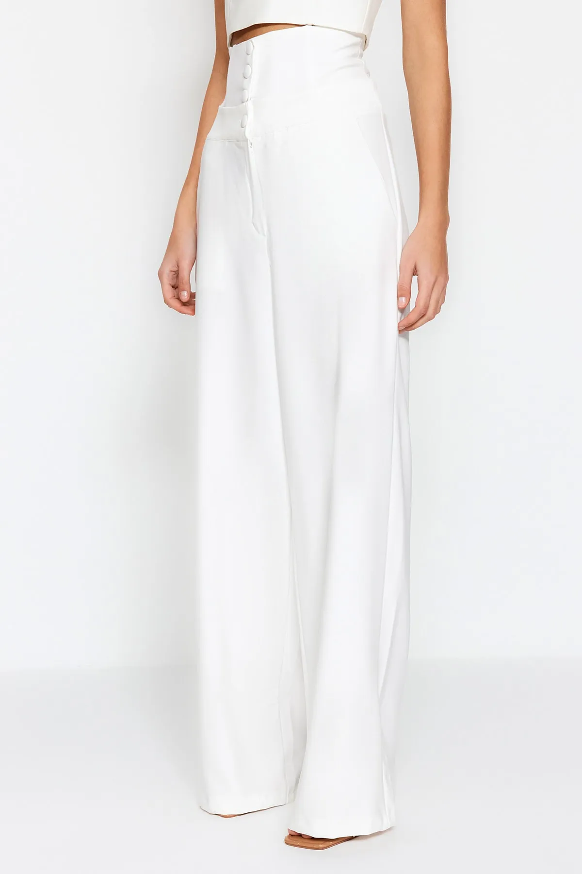 Trendyol Collection  Ecru gewebte Hose mit Korsettdetail TPRSS23PL00033