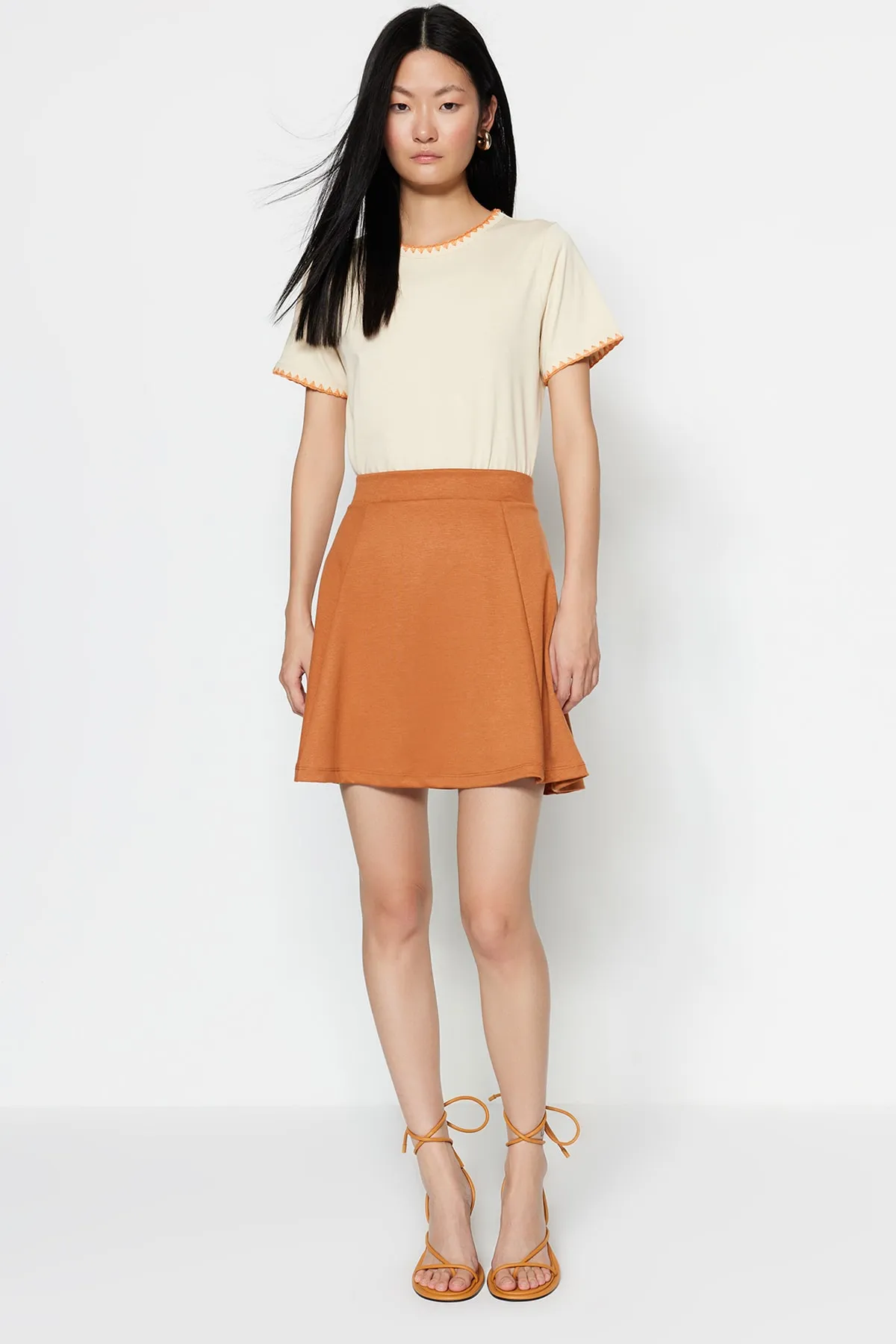 Trendyol Collection  Stone Basic-Strick-T-Shirt aus 100 % Baumwolle mit Rundhalsausschnitt und Kontrastnaht-Detail TWOSS19AD0085