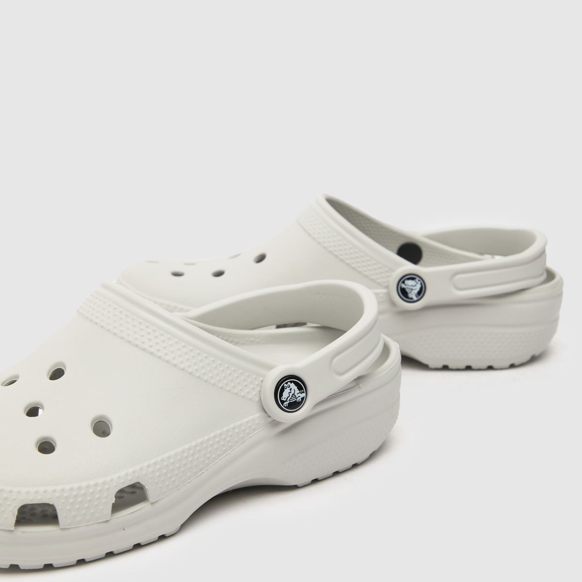 Crocs Classic klumpa szandál világosszürke színben