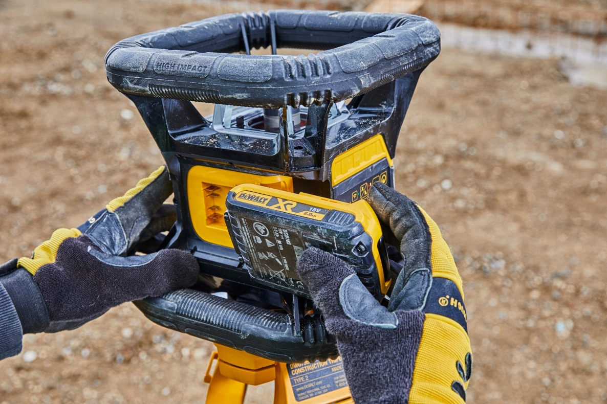 Rotační laser DeWalt DCE080D1RS-QW červený 18V 2,0Ah Li-ion s Bluetooth