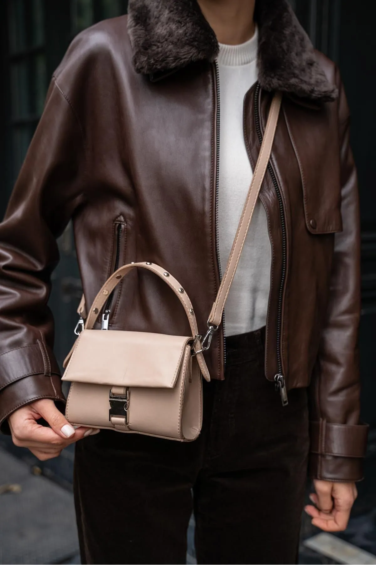 Madamra  Nerzfarbene Damen-Umhängetasche mit Flap und Nieten
