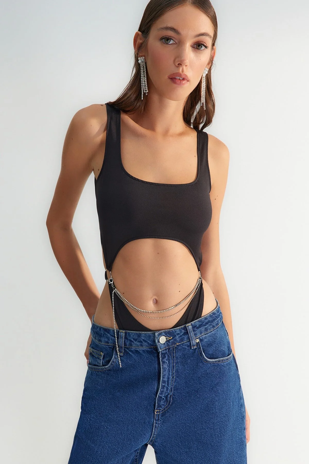 Trendyol Collection  X Zeynep Tosun Schwarzer Body mit hohem Beinausschnitt und Kettendetail TCLSS23BD00004