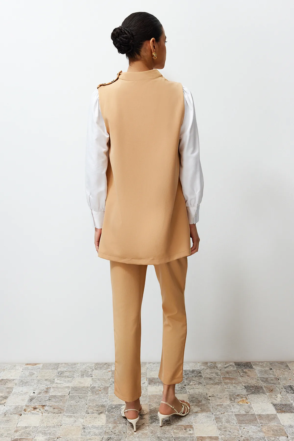 Trendyol Modest  Beiges Tunika-Hose-Set aus gewebtem Crêpe-Unterteil und Oberteil TCTSS24US00047