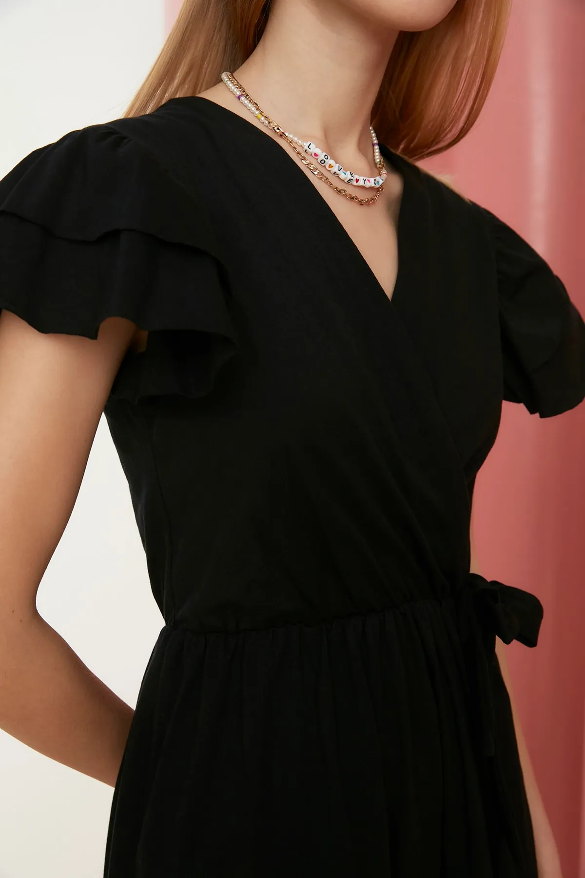 Trendyol Collection  Schwarzes, zweireihiges Mini-Strickkleid aus 100 % Baumwolle mit Volantsärmeln und Rüschen, detailliert TWOSS21EL1738