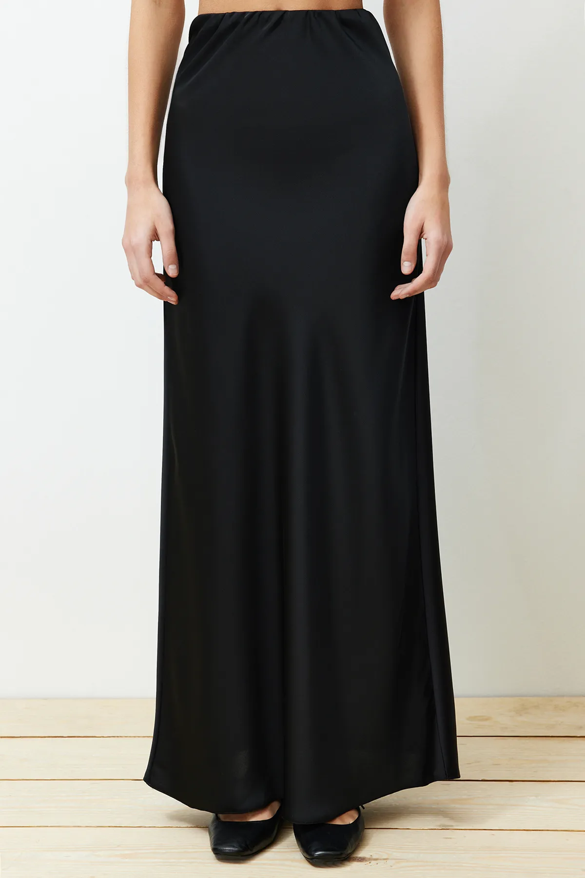 Trendyol Collection  Schwarzer Maxi-Webrock in Fischform aus Satin TWOSS24ET00120