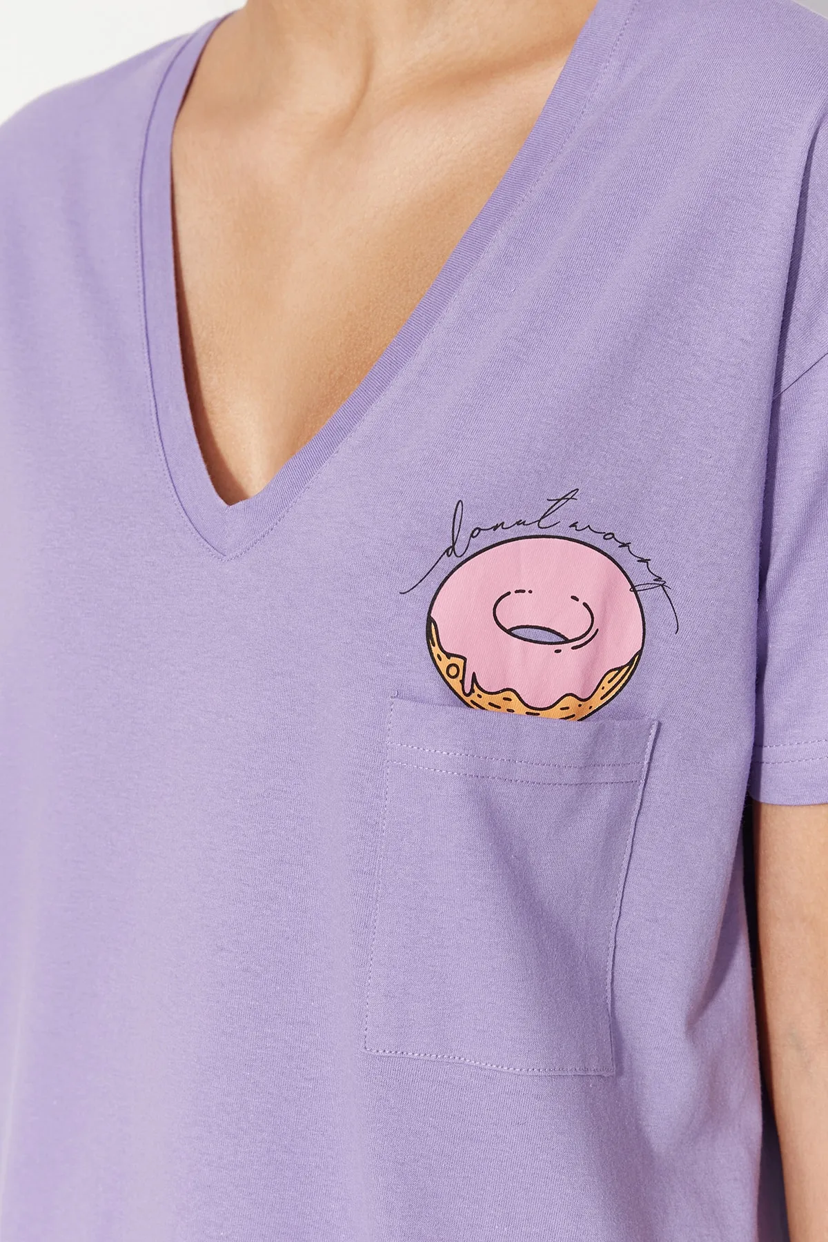 Trendyol Collection  Lilafarbenes, bedrucktes, weit geschnittenes T-Shirt-Hosen-Pyjama-Set aus 100 % Baumwolle mit Taschendetail