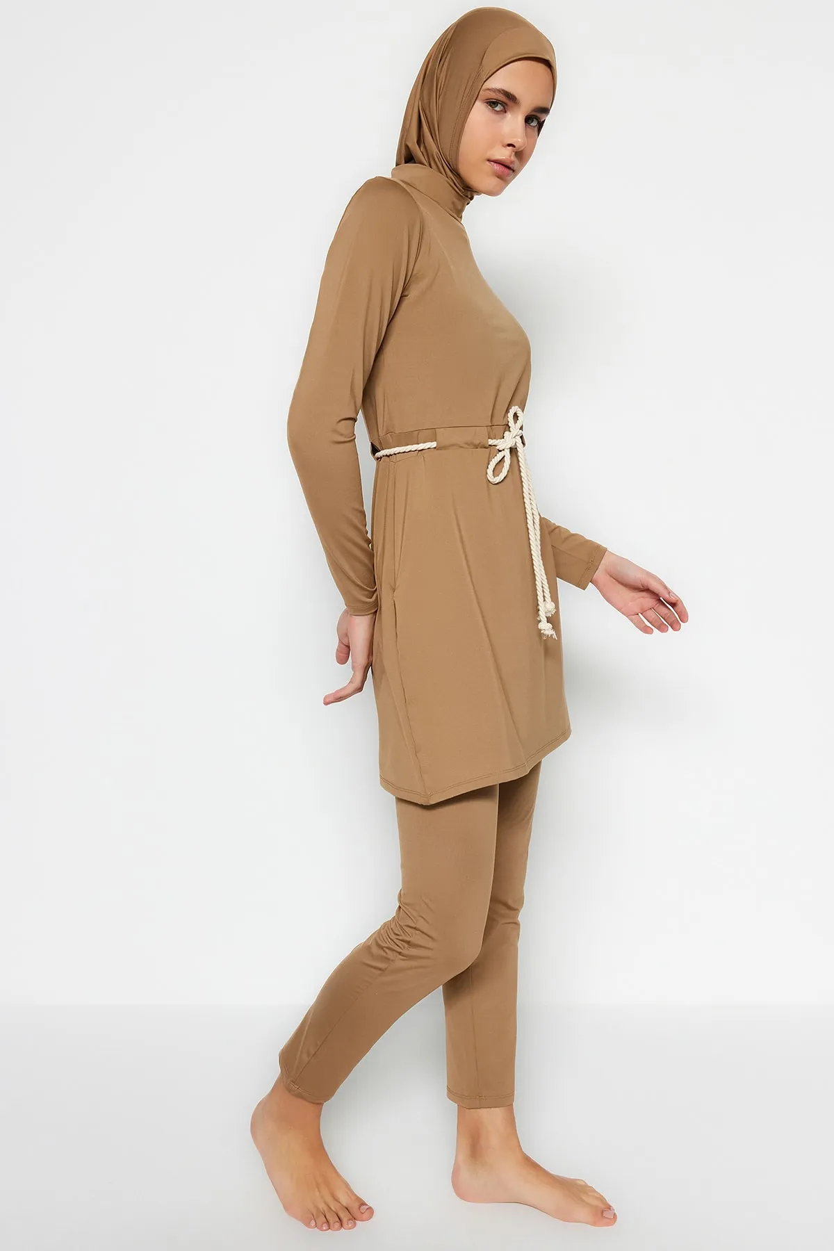 Trendyol Modest  4-teiliges Badeanzug-Set aus gestricktem Lycra mit Nerzgürtel und Gürtel TCTSS23CF00039