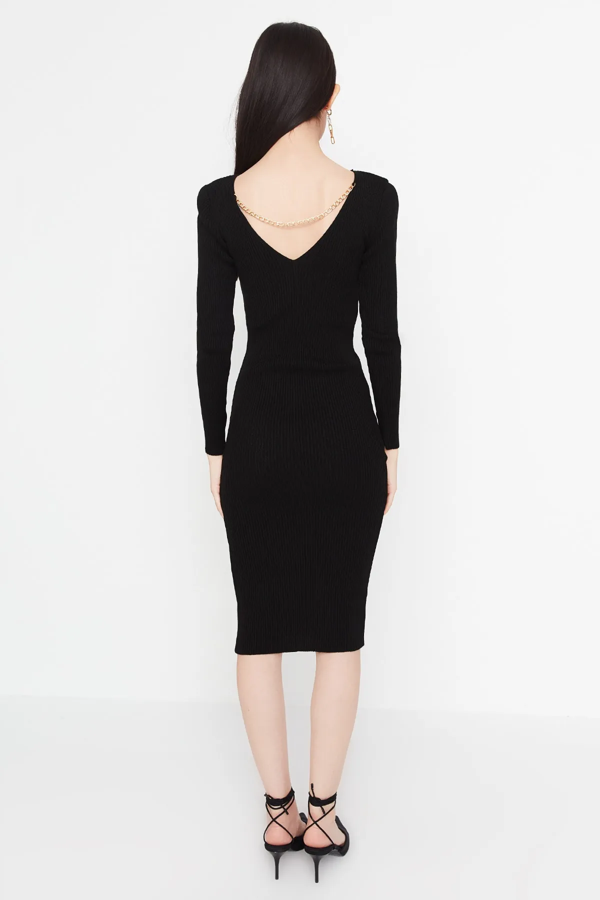 Trendyol Collection  Schwarzes, figurbetontes Midi-Strickkleid mit Rückendetail TWOAW23EL00030