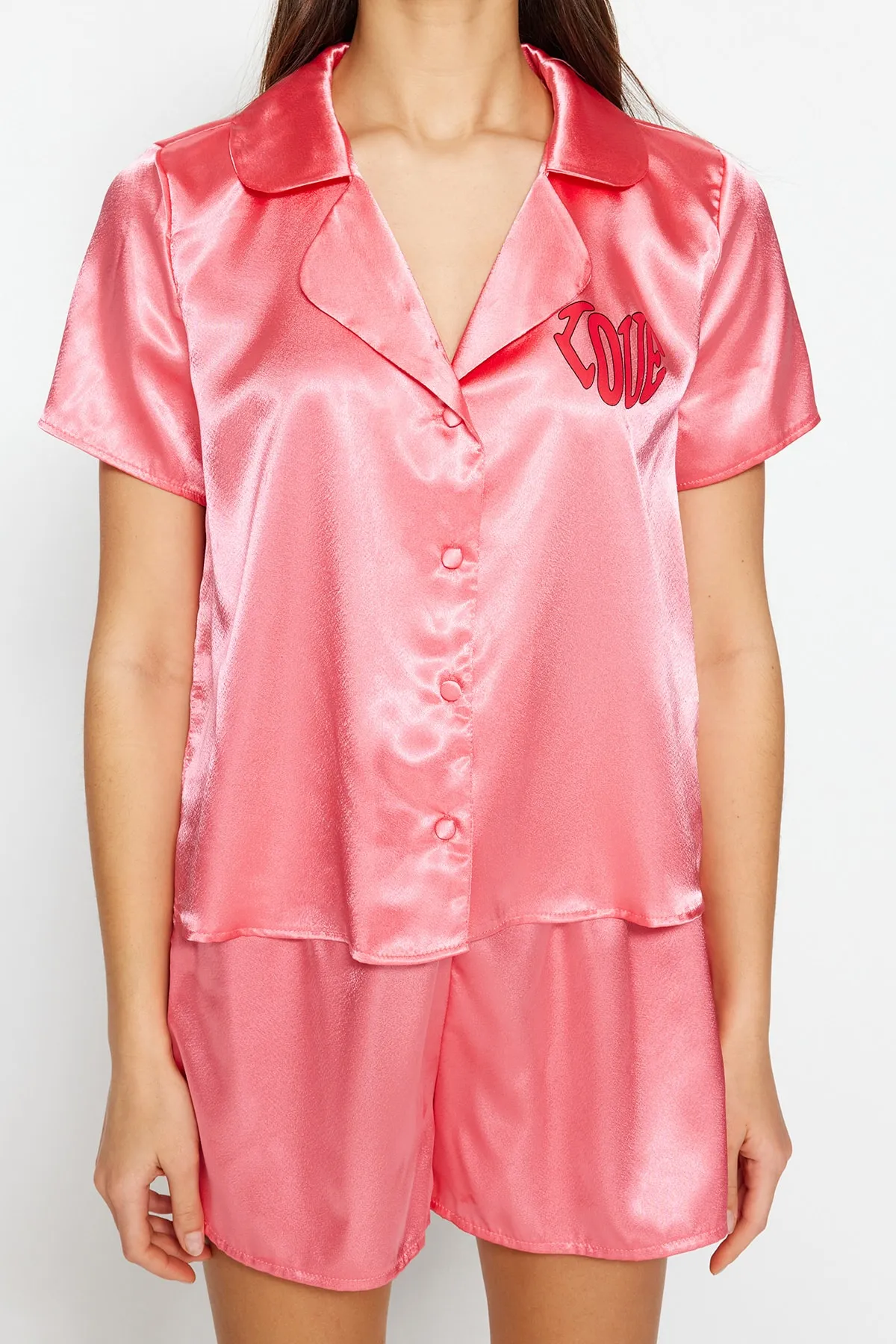 Trendyol Collection  Pyjama-Set aus gewebtem Hemd und Shorts aus Satin mit Slogan-Print in Rosa THMSS23PT00150