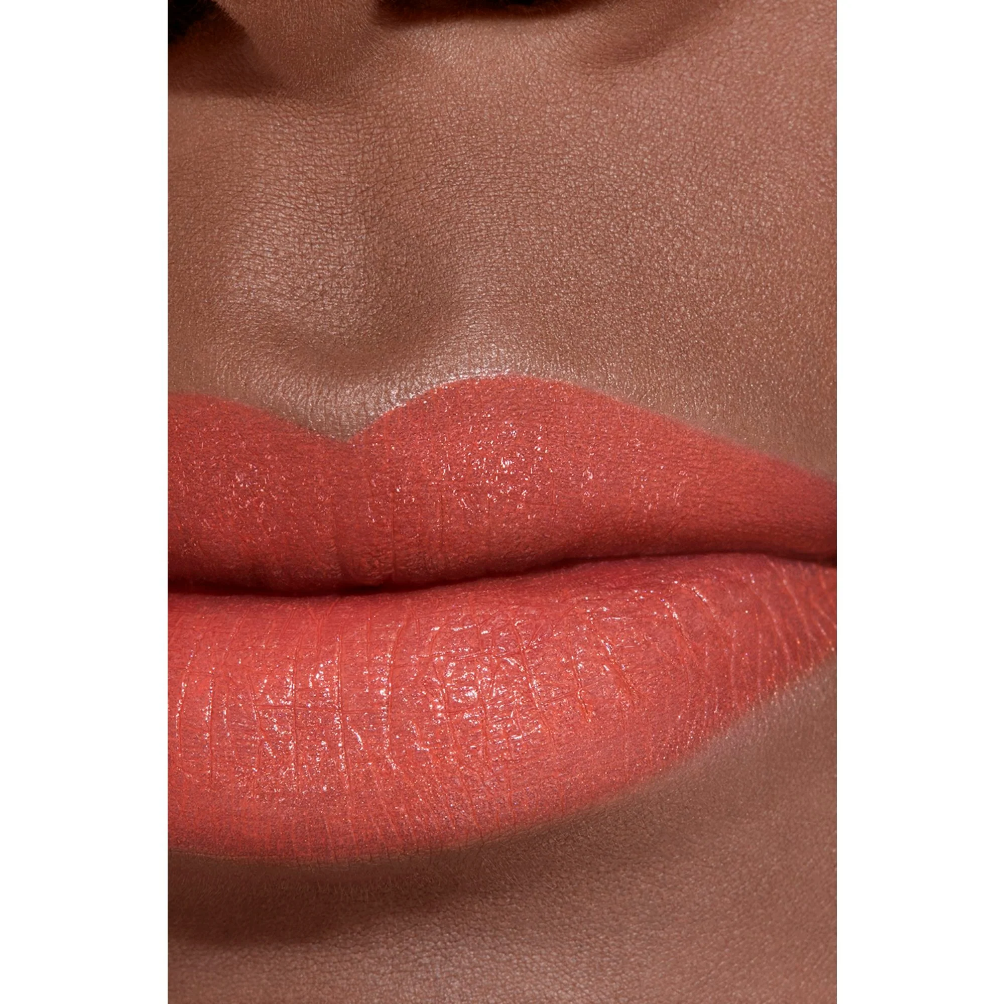ROUGE ALLURE L'EXTRAIT - LA BARRA DE LABIOS DE ALTA INTENSIDAD CON EXTRACTO DE LUZ Y CUIDADO. RECARGABLE.